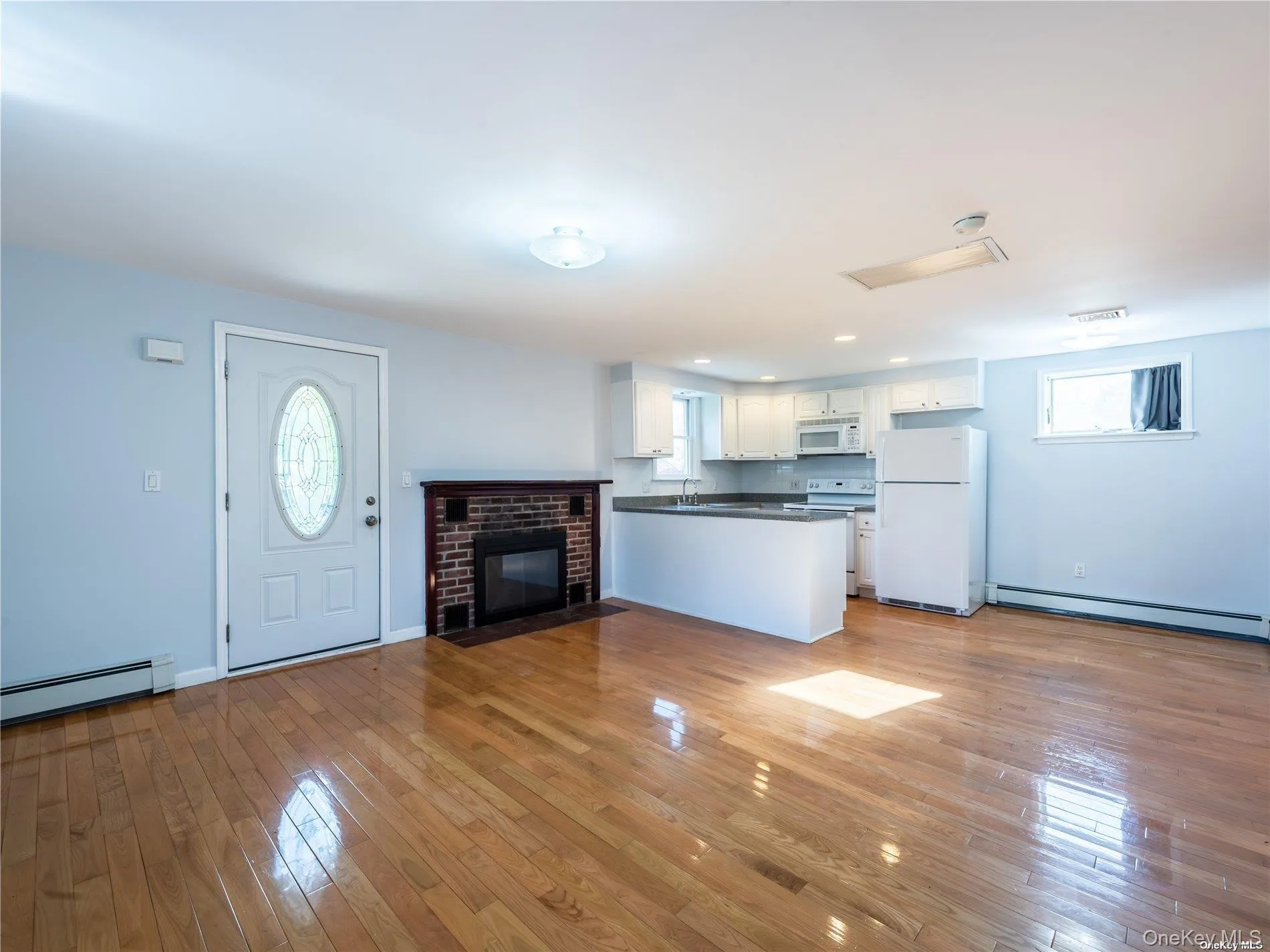 18 Third Avenue, North Hempstead, NY, 2 Bedroom Bedrooms, 3 Room Rooms,1 BathroomBathrooms,Residential Lease,For Rent,Third,0,1060875 18 Third Avenue, North Hempstead, NY, 2 Bedroom Bedrooms, 3 Room Rooms,1 BathroomBathrooms,Residential Lease,For Rent,Third,0,1060875