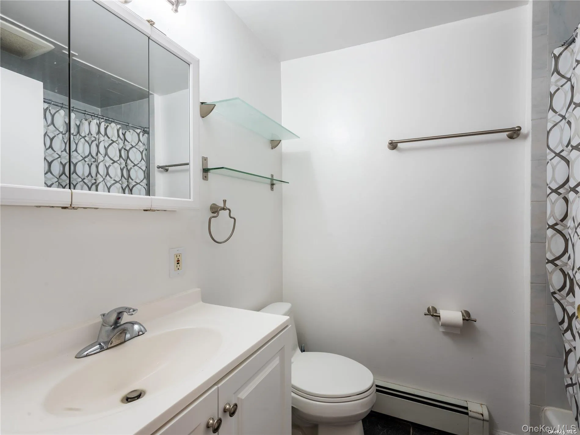 18 Third Avenue, North Hempstead, NY, 2 Bedroom Bedrooms, 3 Room Rooms,1 BathroomBathrooms,Residential Lease,For Rent,Third,0,1060875 18 Third Avenue, North Hempstead, NY, 2 Bedroom Bedrooms, 3 Room Rooms,1 BathroomBathrooms,Residential Lease,For Rent,Third,0,1060875