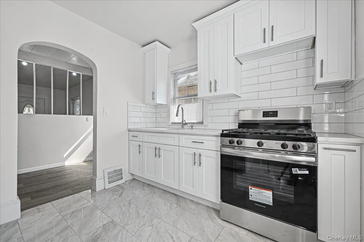 179-12 145th Road, New York, NY, 3 Bedrooms Bedrooms, 6 Rooms Rooms,2 BathroomsBathrooms,Residential,For Rent,145th,0,1060928 179-12 145th Road, New York, NY, 3 Bedrooms Bedrooms, 6 Rooms Rooms,2 BathroomsBathrooms,Residential,For Rent,145th,0,1060928