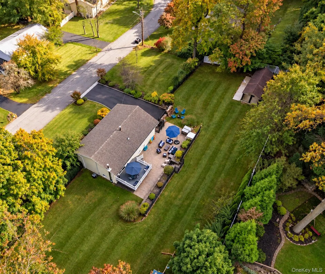 Showing expansive 0.6+ acre property! Showing expansive 0.6+ acre property!