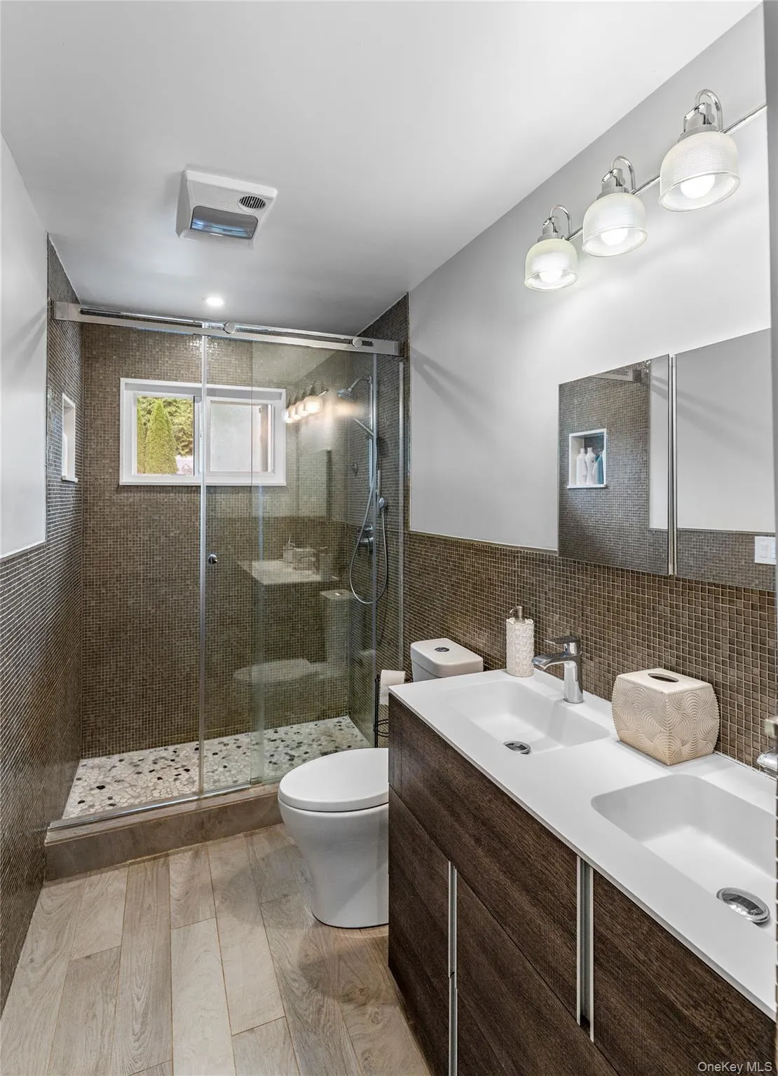 Full bathroom Full bathroom