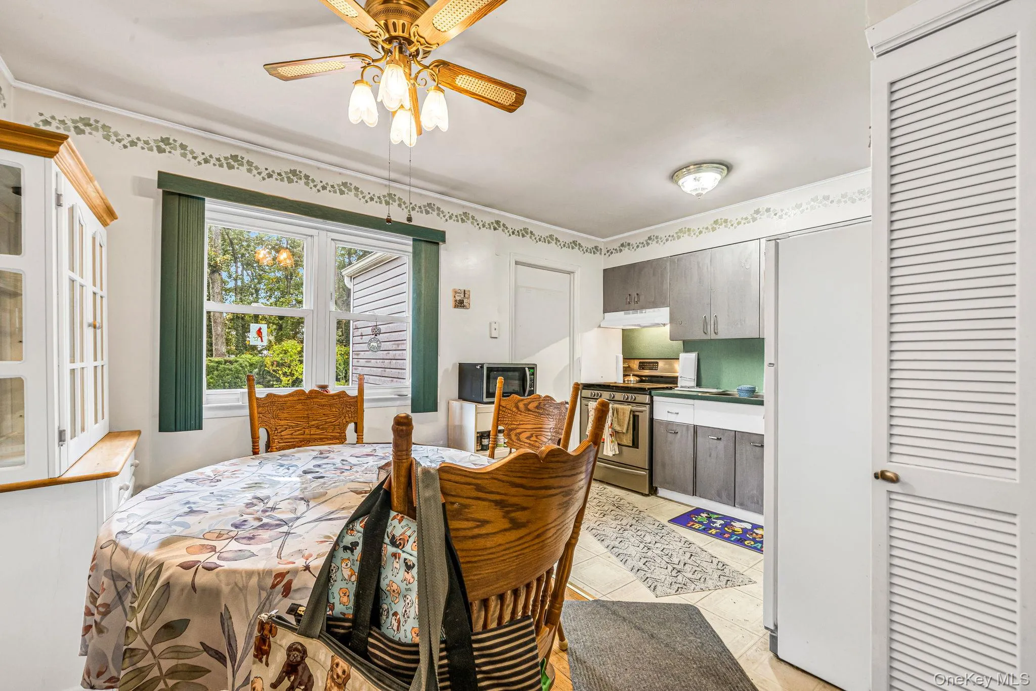 24 Chapel Place, Babylon, NY, 3 Bedrooms Bedrooms, 6 Rooms Rooms,2 BathroomsBathrooms,Residential,For Rent,Chapel,0,1060957 24 Chapel Place, Babylon, NY, 3 Bedrooms Bedrooms, 6 Rooms Rooms,2 BathroomsBathrooms,Residential,For Rent,Chapel,0,1060957