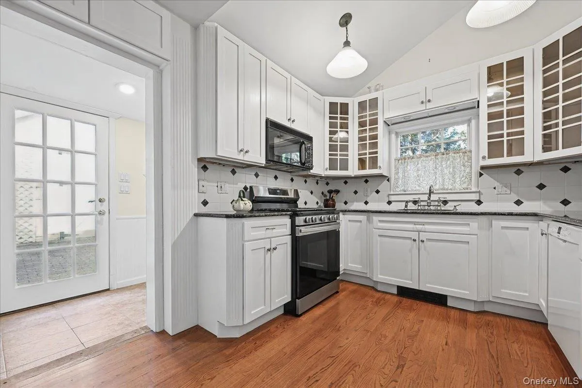 Eat in, lead to mudroom, back yard Eat in, lead to mudroom, back yard