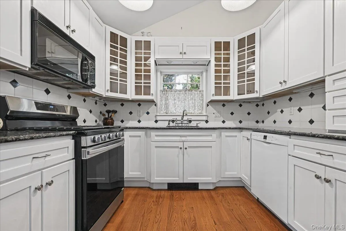 20 5th Avenue, North Hempstead, NY, 3 Bedrooms Bedrooms, 6 Rooms Rooms,2 BathroomsBathrooms,Residential,For Rent,5th,0,1060971 20 5th Avenue, North Hempstead, NY, 3 Bedrooms Bedrooms, 6 Rooms Rooms,2 BathroomsBathrooms,Residential,For Rent,5th,0,1060971