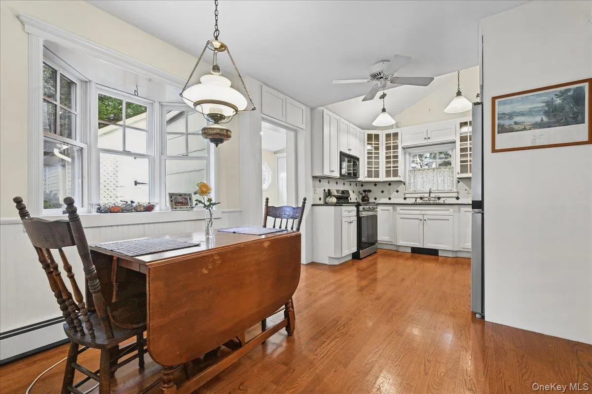 20 5th Avenue, North Hempstead, NY, 3 Bedrooms Bedrooms, 6 Rooms Rooms,2 BathroomsBathrooms,Residential,For Rent,5th,0,1060971 20 5th Avenue, North Hempstead, NY, 3 Bedrooms Bedrooms, 6 Rooms Rooms,2 BathroomsBathrooms,Residential,For Rent,5th,0,1060971