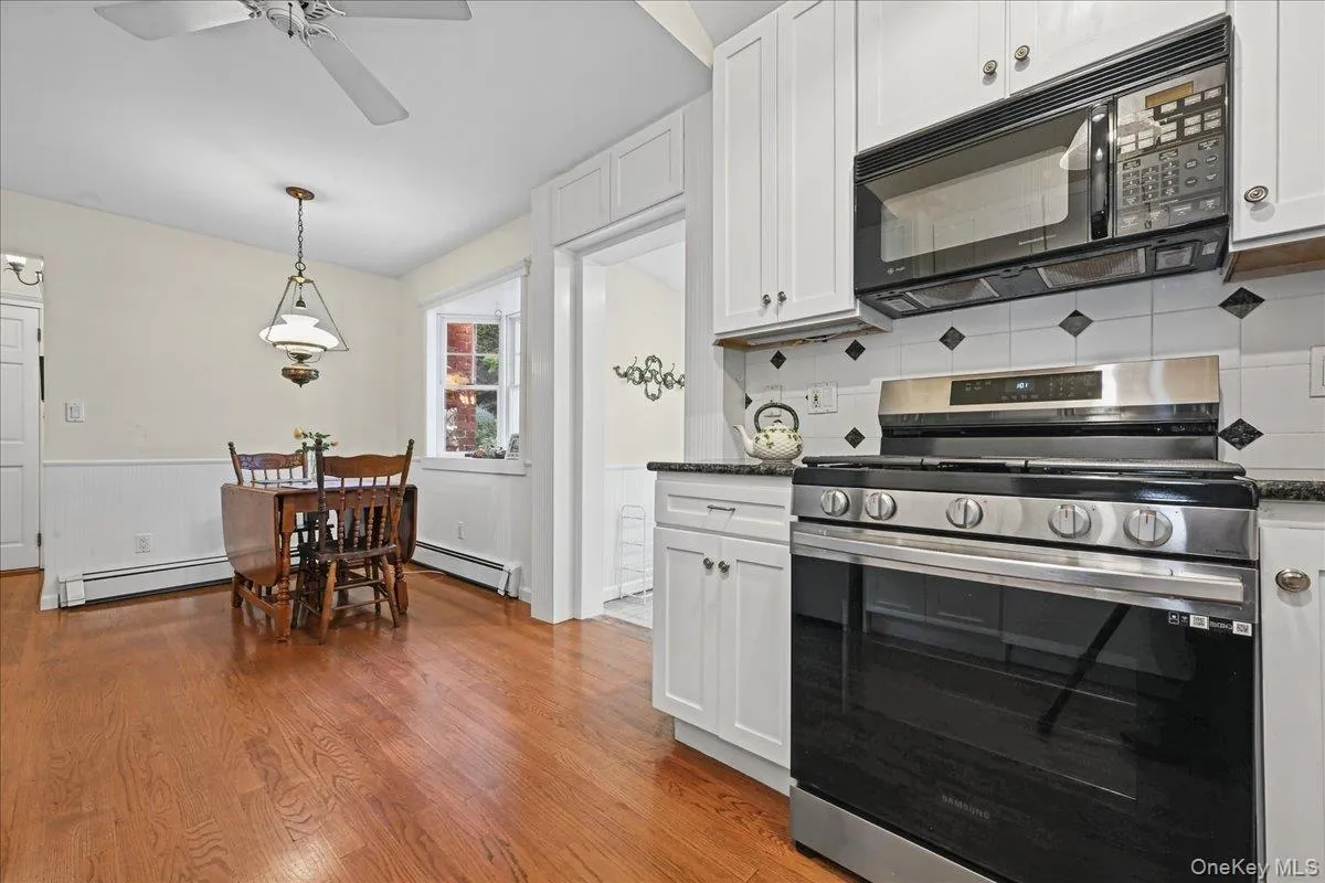 20 5th Avenue, North Hempstead, NY, 3 Bedrooms Bedrooms, 6 Rooms Rooms,2 BathroomsBathrooms,Residential,For Rent,5th,0,1060971 20 5th Avenue, North Hempstead, NY, 3 Bedrooms Bedrooms, 6 Rooms Rooms,2 BathroomsBathrooms,Residential,For Rent,5th,0,1060971