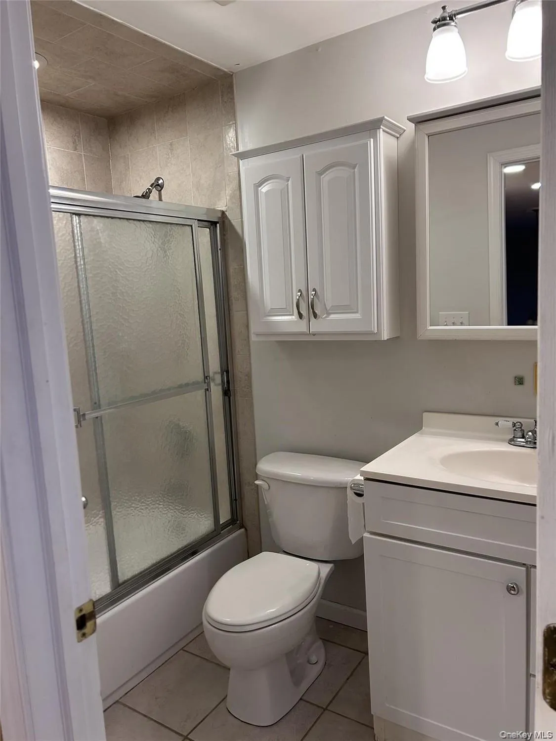 Full bathroom Full bathroom