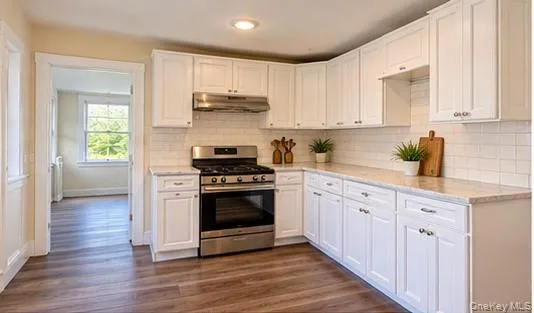 Kitchen (virtually staged) Kitchen (virtually staged)