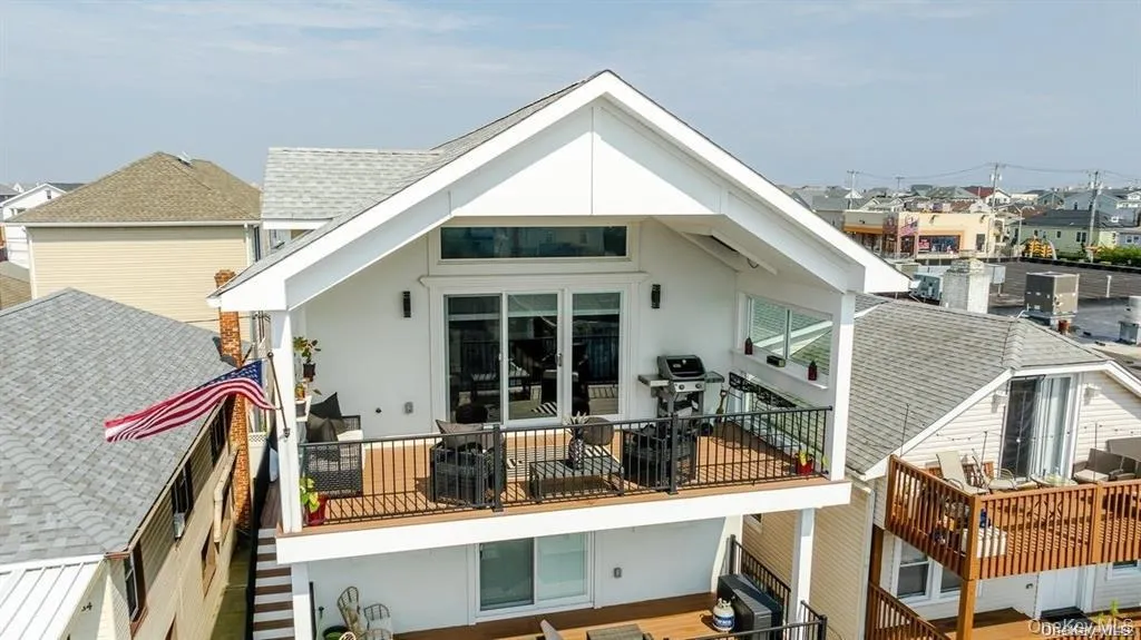 Top floor covered front deck has windows on the sides Top floor covered front deck has windows on the sides
