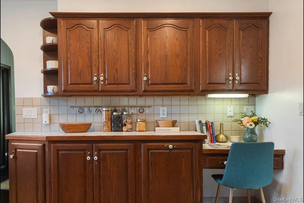 A built-in kitchen desk and open display shelves are additional kitchen highlights. A built-in kitchen desk and open display shelves are additional kitchen highlights.