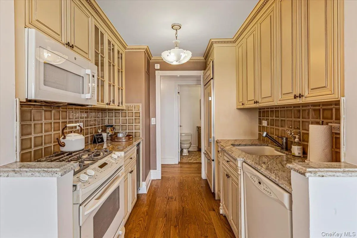 17-85 215th Street, New York, NY, 2 Bedrooms Bedrooms, 5 Rooms Rooms,1 BathroomBathrooms,Residential,For Rent,215th,0,1061082 17-85 215th Street, New York, NY, 2 Bedrooms Bedrooms, 5 Rooms Rooms,1 BathroomBathrooms,Residential,For Rent,215th,0,1061082