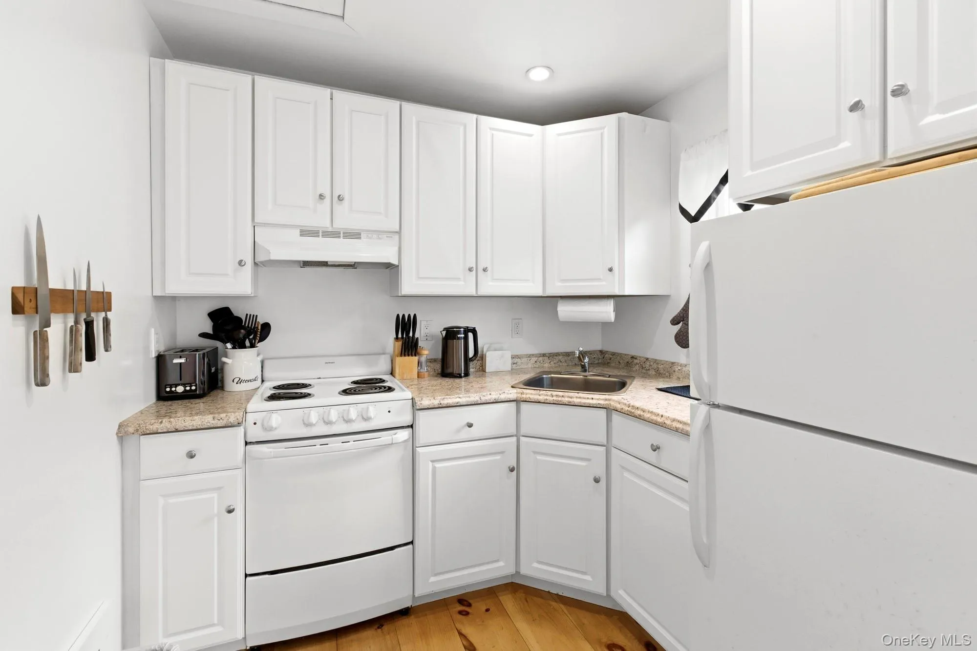 718 Montauk Highway, Southampton, NY, 1 Bedroom Bedrooms, 2 Room Rooms,1 BathroomBathrooms,Residential Lease,For Rent,Montauk,0,1061090 718 Montauk Highway, Southampton, NY, 1 Bedroom Bedrooms, 2 Room Rooms,1 BathroomBathrooms,Residential Lease,For Rent,Montauk,0,1061090
