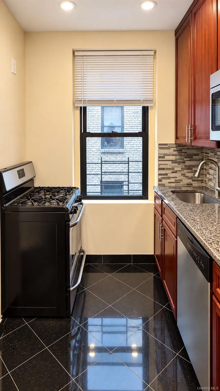 21-38 35th Street, New York, NY, 2 Bedrooms Bedrooms, 5 Rooms Rooms,1 BathroomBathrooms,Residential,For Rent,35th,0,1061104 21-38 35th Street, New York, NY, 2 Bedrooms Bedrooms, 5 Rooms Rooms,1 BathroomBathrooms,Residential,For Rent,35th,0,1061104