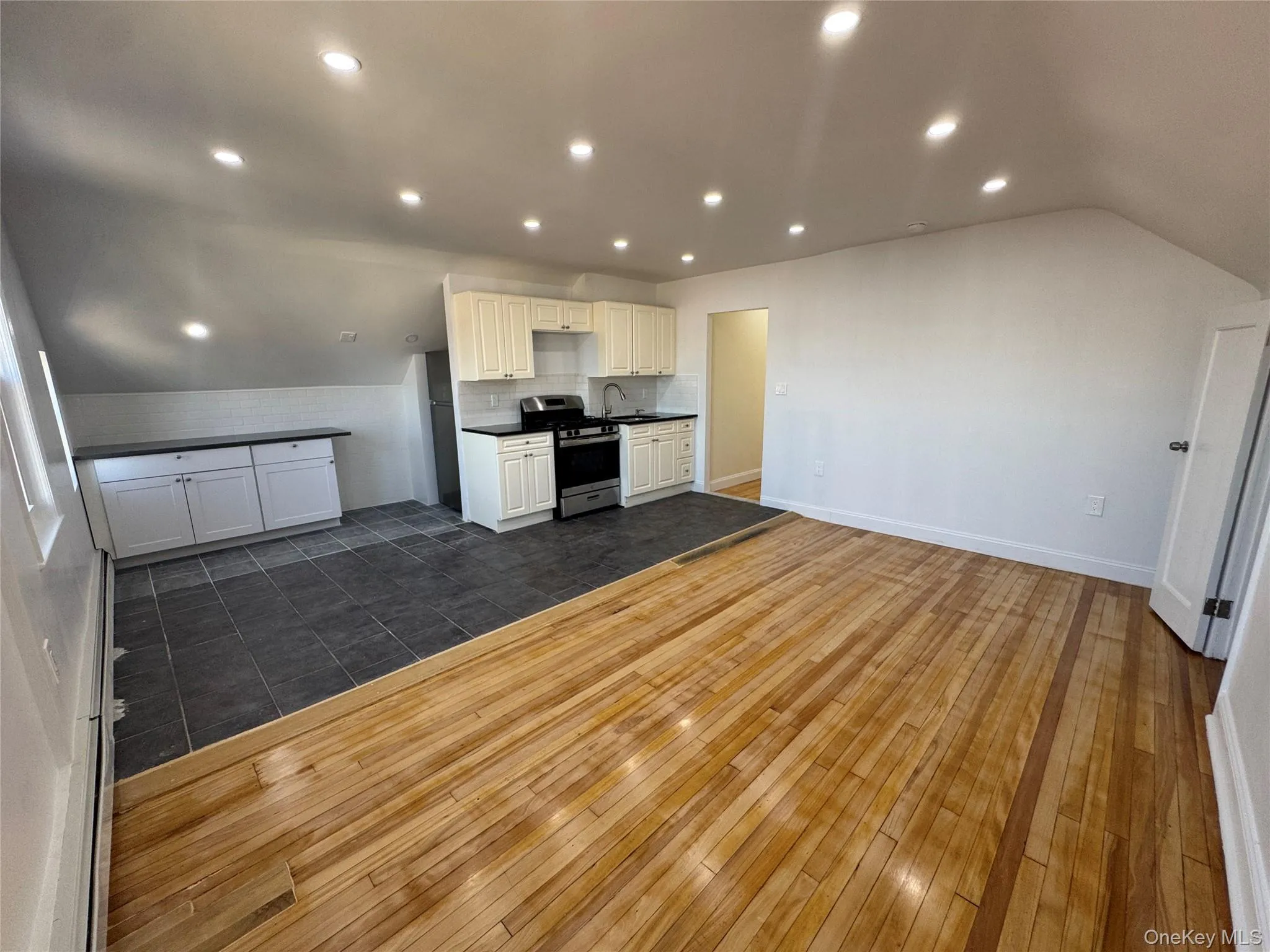 1054 Lydig Avenue, New York, NY, 3 Bedroom Bedrooms, 4 Room Rooms,1 BathroomBathrooms,Residential Lease,For Rent,Lydig,0,1061107 1054 Lydig Avenue, New York, NY, 3 Bedroom Bedrooms, 4 Room Rooms,1 BathroomBathrooms,Residential Lease,For Rent,Lydig,0,1061107