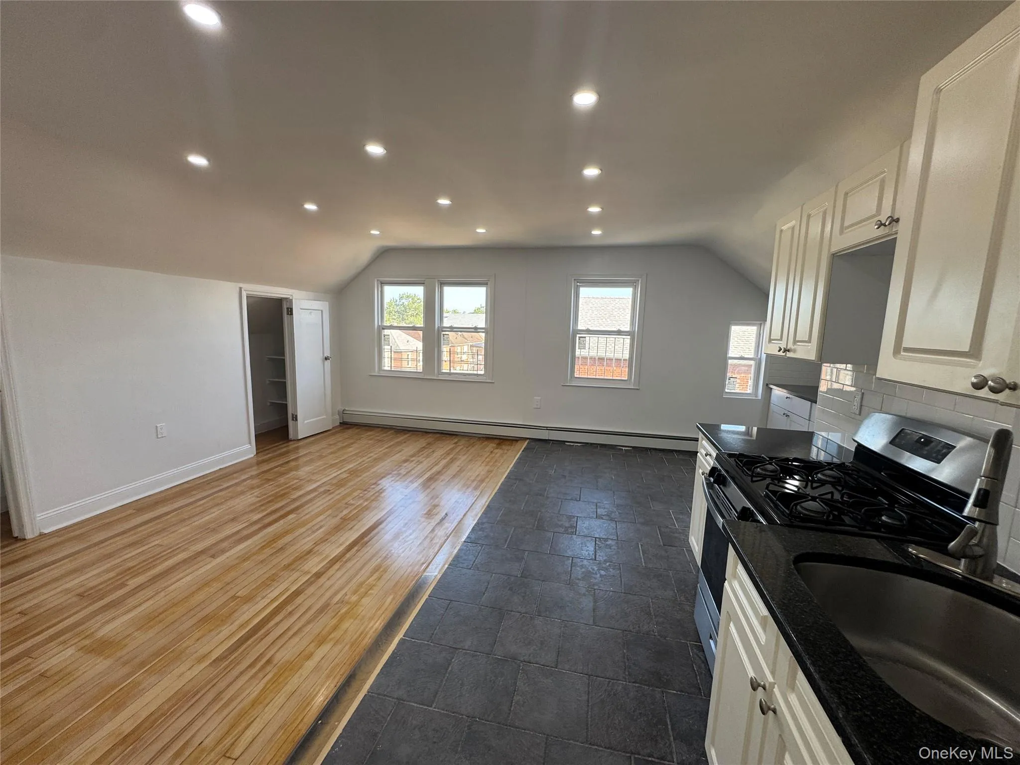 1054 Lydig Avenue, New York, NY, 3 Bedroom Bedrooms, 4 Room Rooms,1 BathroomBathrooms,Residential Lease,For Rent,Lydig,0,1061107 1054 Lydig Avenue, New York, NY, 3 Bedroom Bedrooms, 4 Room Rooms,1 BathroomBathrooms,Residential Lease,For Rent,Lydig,0,1061107
