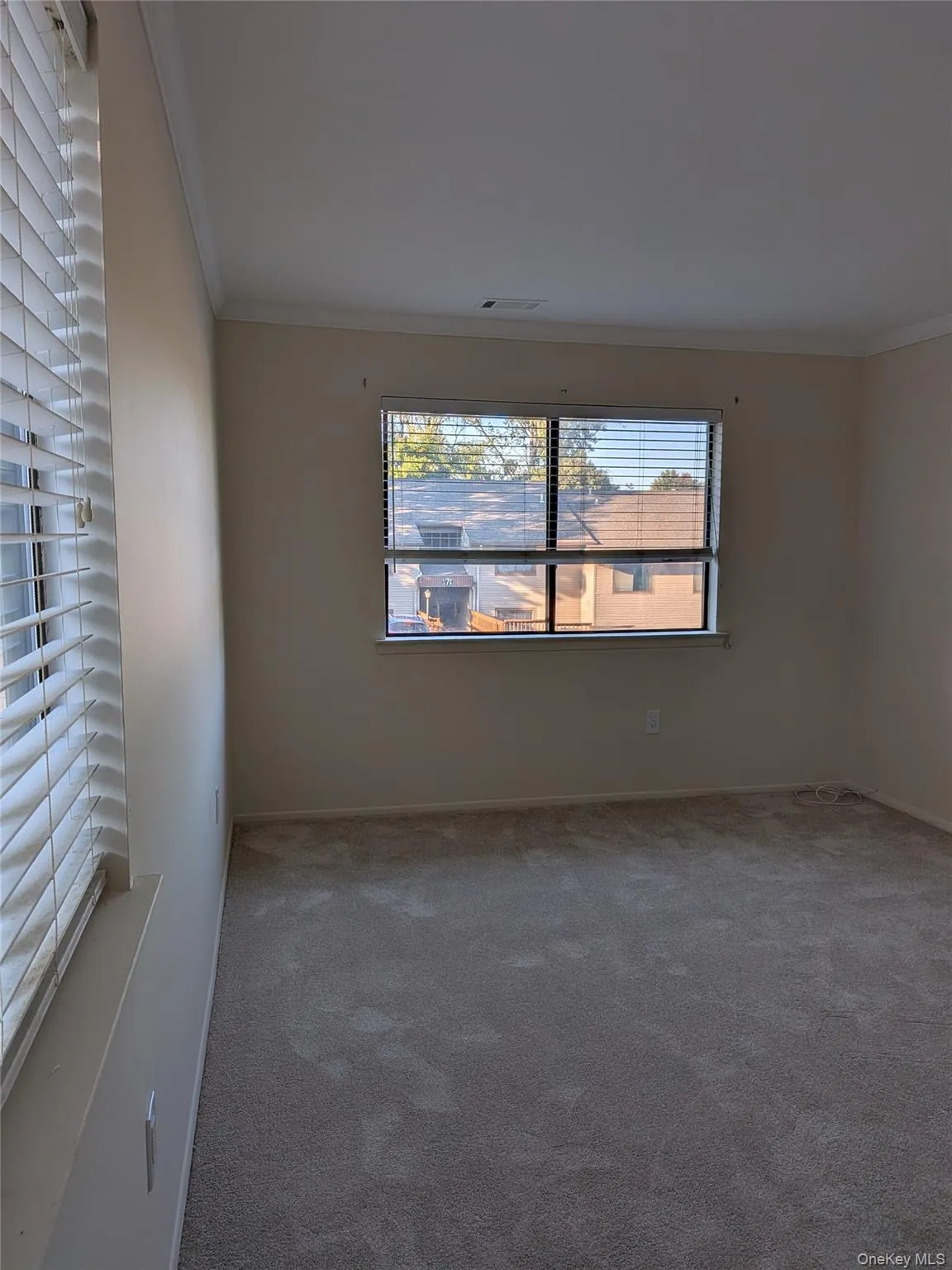 Spacious bedroom with 2 sets of windows Spacious bedroom with 2 sets of windows