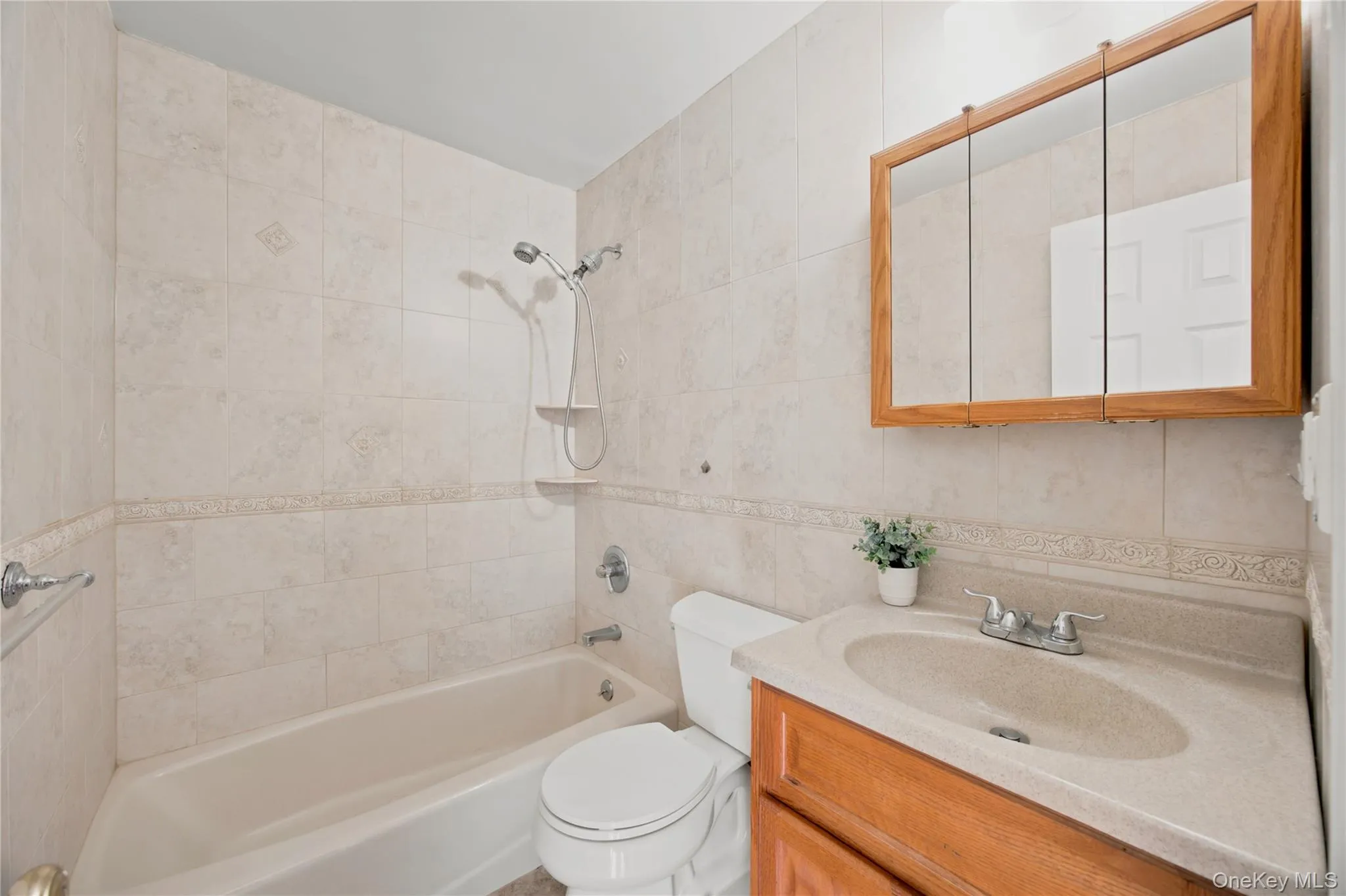 33 3rd Avenue, North Hempstead, NY, 3 Bedrooms Bedrooms, 9 Rooms Rooms,2 BathroomsBathrooms,Residential,For Rent,3rd,0,1061130 33 3rd Avenue, North Hempstead, NY, 3 Bedrooms Bedrooms, 9 Rooms Rooms,2 BathroomsBathrooms,Residential,For Rent,3rd,0,1061130