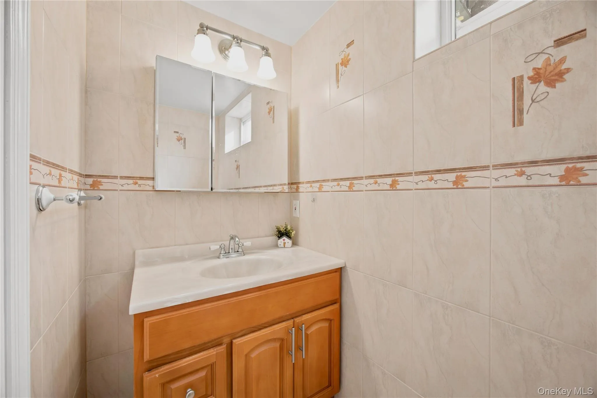 33 3rd Avenue, North Hempstead, NY, 3 Bedrooms Bedrooms, 9 Rooms Rooms,2 BathroomsBathrooms,Residential,For Rent,3rd,0,1061130 33 3rd Avenue, North Hempstead, NY, 3 Bedrooms Bedrooms, 9 Rooms Rooms,2 BathroomsBathrooms,Residential,For Rent,3rd,0,1061130