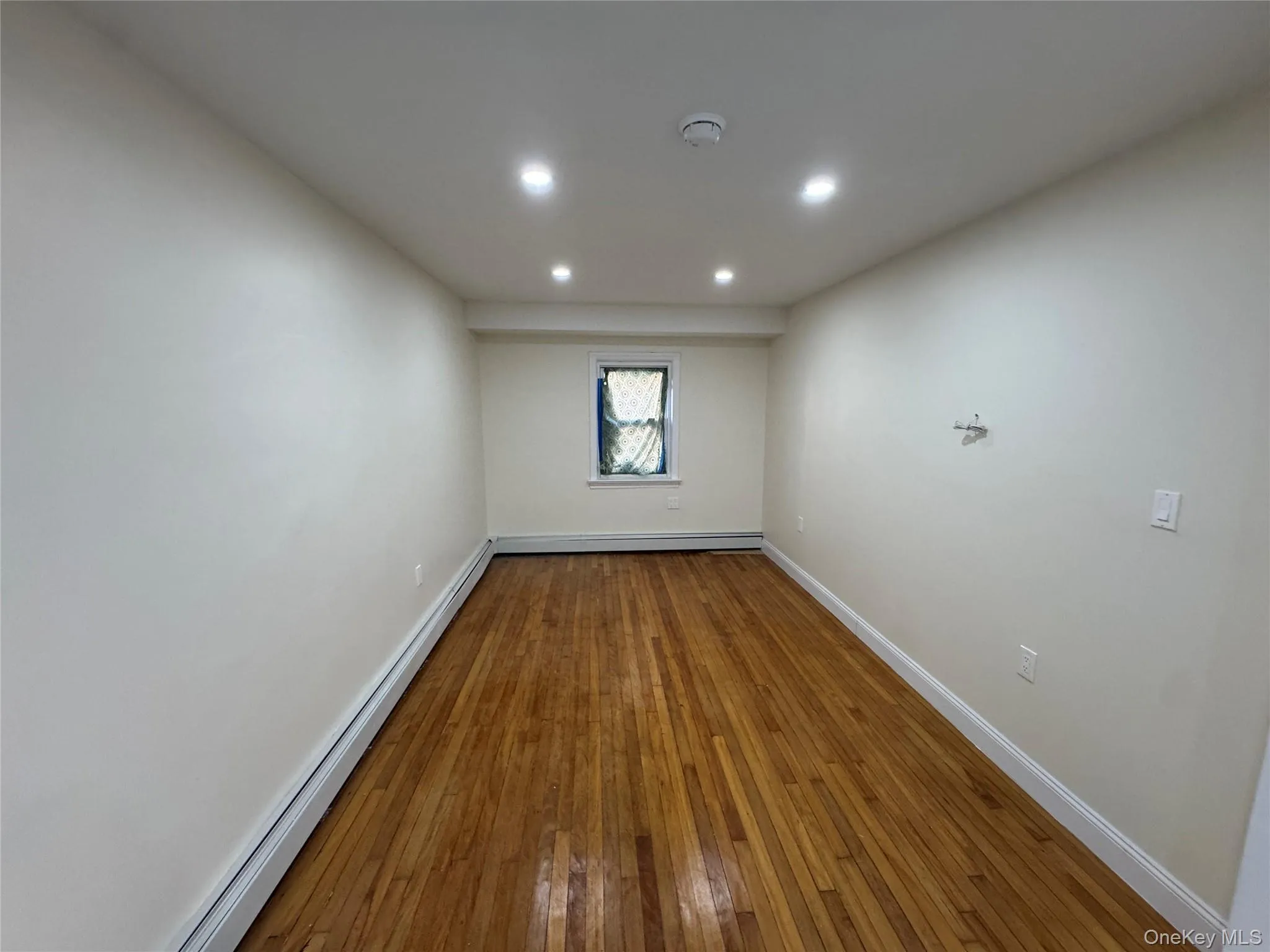 1054 Lydig Avenue, New York, NY, 3 Bedroom Bedrooms, 4 Room Rooms,1 BathroomBathrooms,Residential Lease,For Rent,Lydig,0,1061183 1054 Lydig Avenue, New York, NY, 3 Bedroom Bedrooms, 4 Room Rooms,1 BathroomBathrooms,Residential Lease,For Rent,Lydig,0,1061183