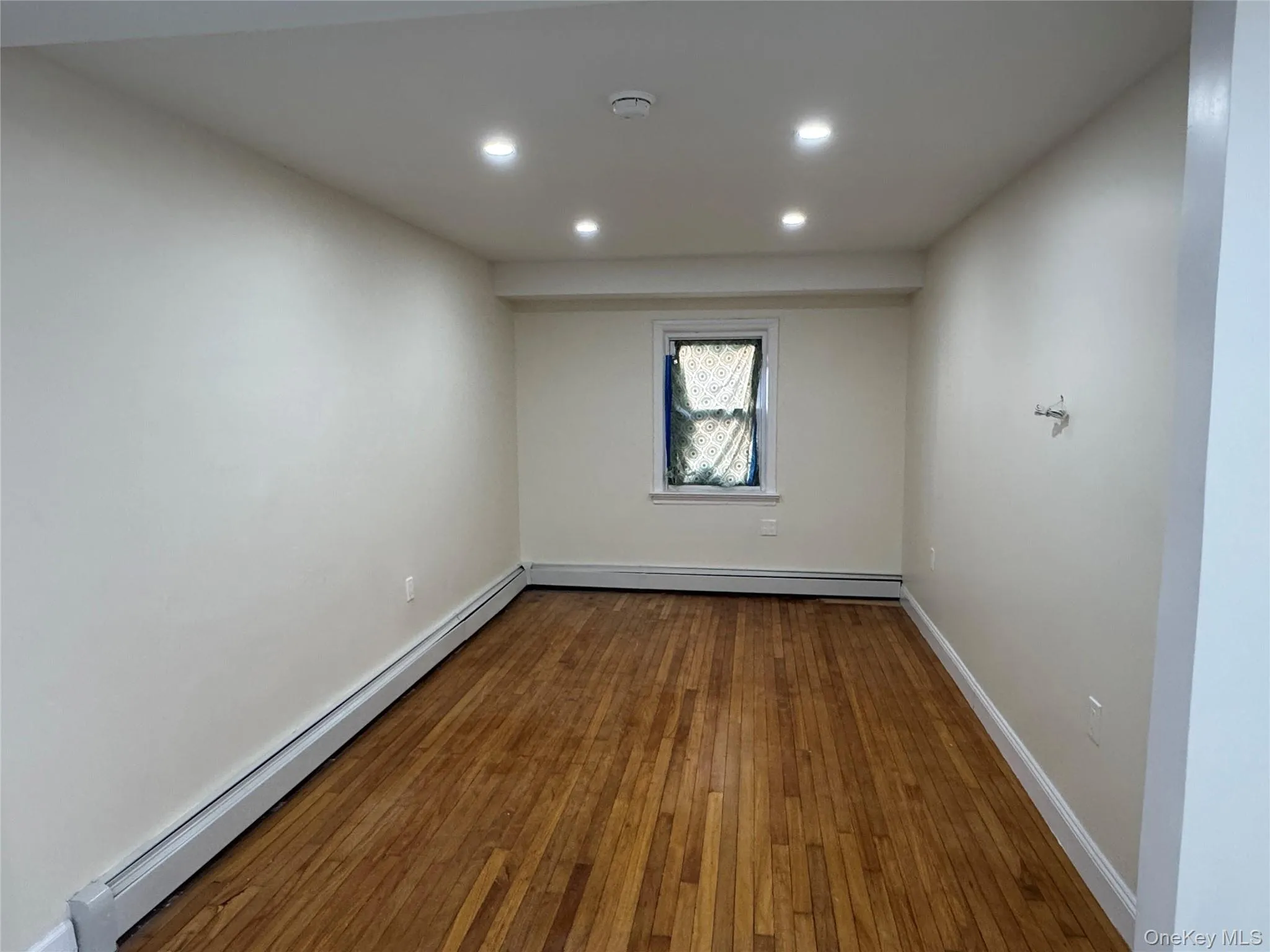 1054 Lydig Avenue, New York, NY, 3 Bedroom Bedrooms, 4 Room Rooms,1 BathroomBathrooms,Residential Lease,For Rent,Lydig,0,1061183 1054 Lydig Avenue, New York, NY, 3 Bedroom Bedrooms, 4 Room Rooms,1 BathroomBathrooms,Residential Lease,For Rent,Lydig,0,1061183