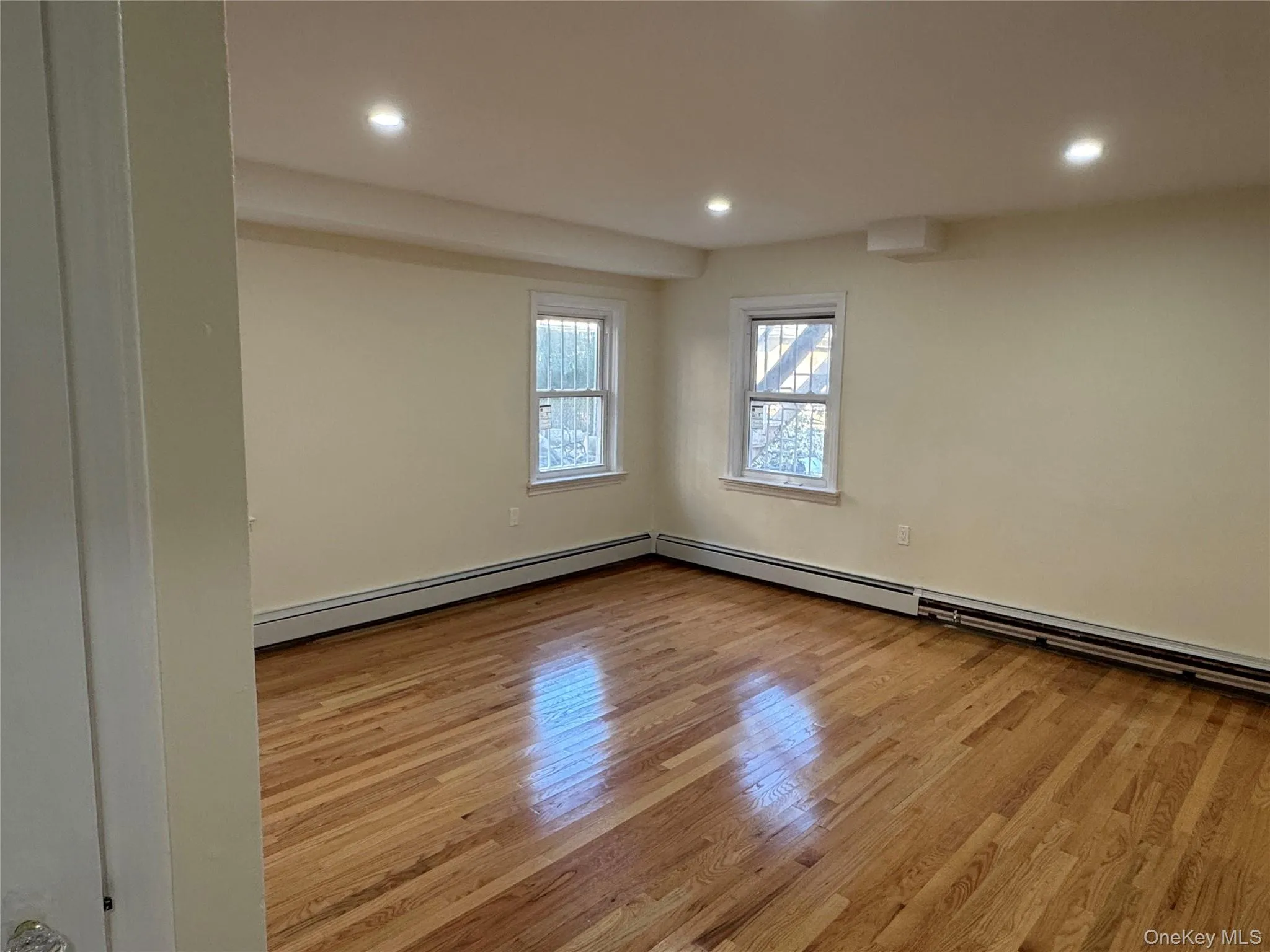 1054 Lydig Avenue, New York, NY, 3 Bedroom Bedrooms, 4 Room Rooms,1 BathroomBathrooms,Residential Lease,For Rent,Lydig,0,1061183 1054 Lydig Avenue, New York, NY, 3 Bedroom Bedrooms, 4 Room Rooms,1 BathroomBathrooms,Residential Lease,For Rent,Lydig,0,1061183