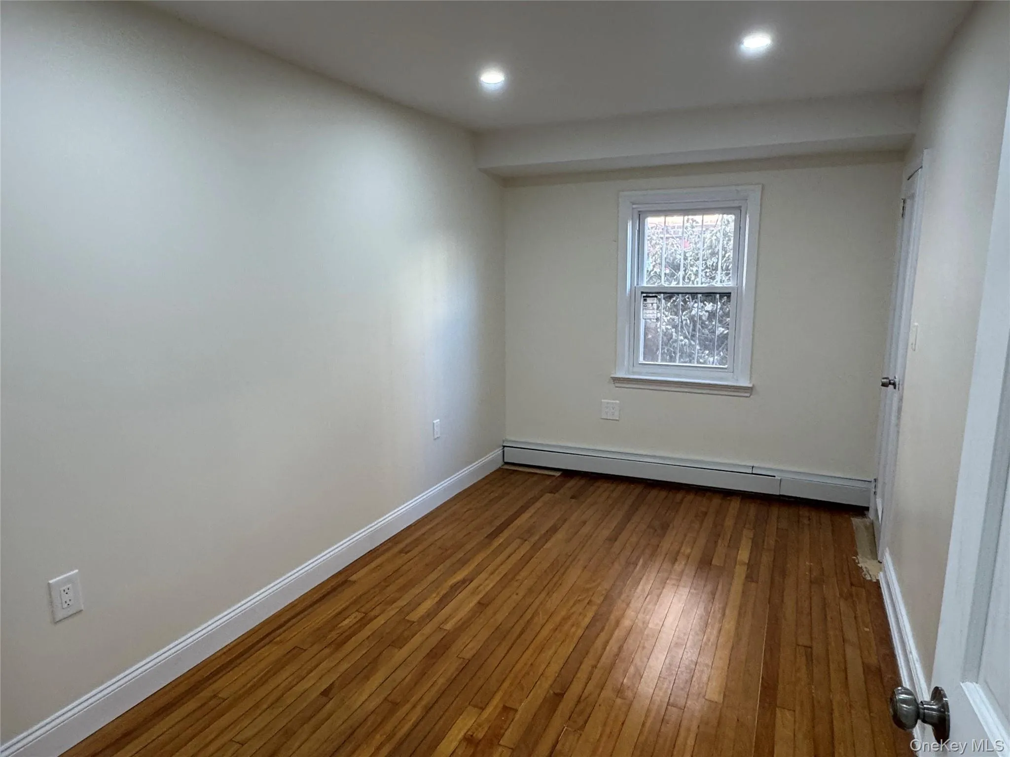 1054 Lydig Avenue, New York, NY, 3 Bedroom Bedrooms, 4 Room Rooms,1 BathroomBathrooms,Residential Lease,For Rent,Lydig,0,1061183 1054 Lydig Avenue, New York, NY, 3 Bedroom Bedrooms, 4 Room Rooms,1 BathroomBathrooms,Residential Lease,For Rent,Lydig,0,1061183