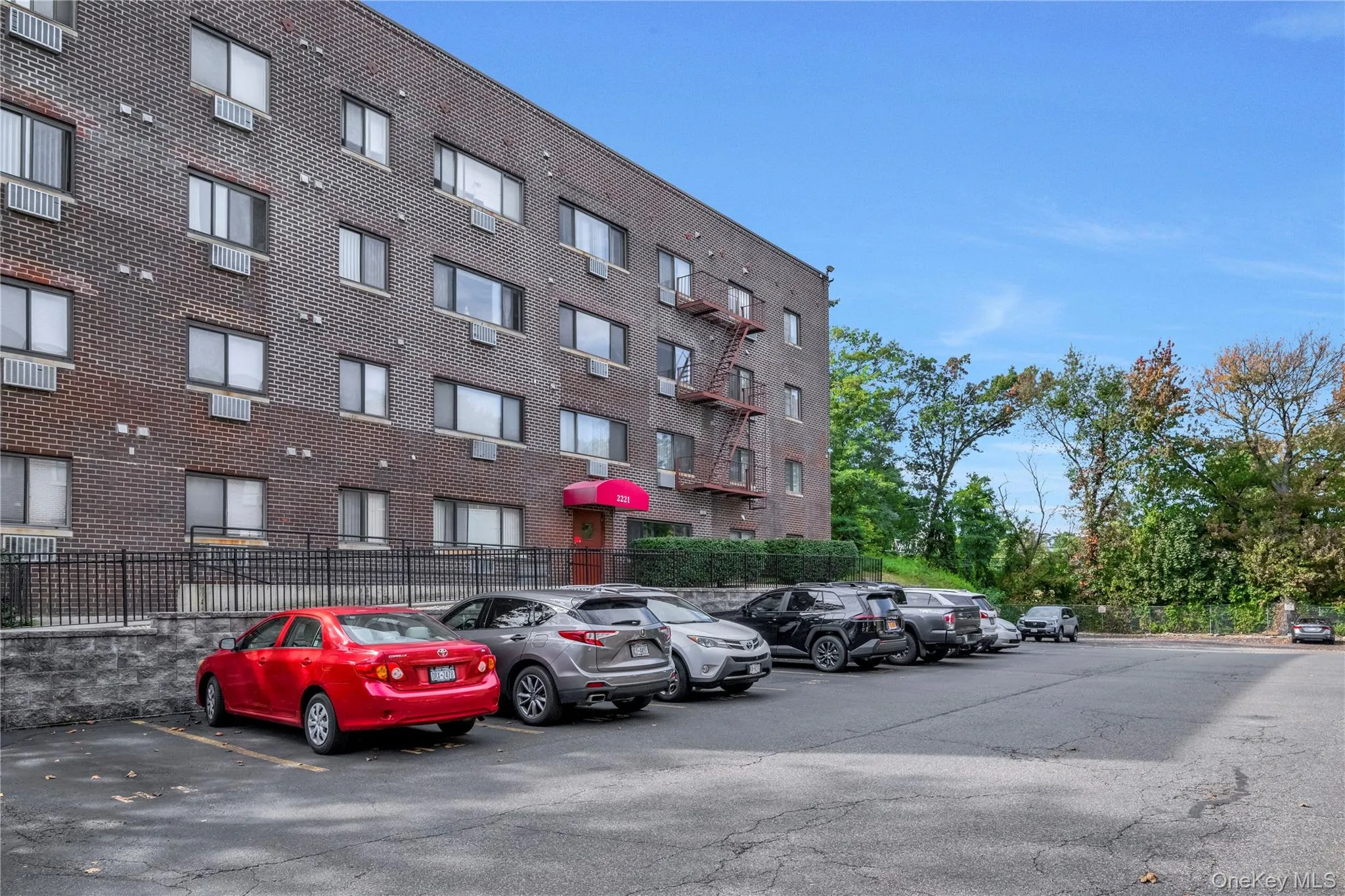 Side entrance and easy entry from assigned parking spot. Side entrance and easy entry from assigned parking spot.