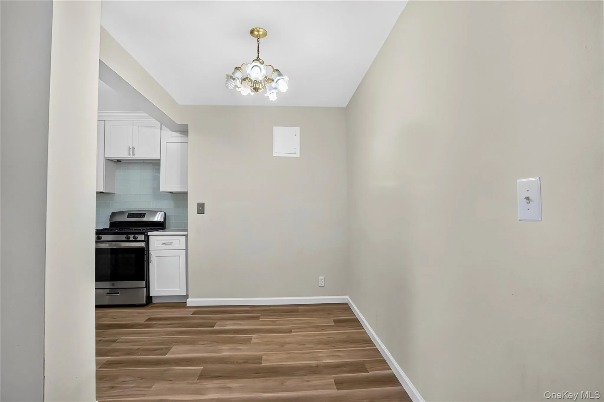 8915 Parsons Boulevard, New York, NY, 3 Rooms Rooms,Residential,For Rent,Parsons,0,1061271 8915 Parsons Boulevard, New York, NY, 3 Rooms Rooms,Residential,For Rent,Parsons,0,1061271