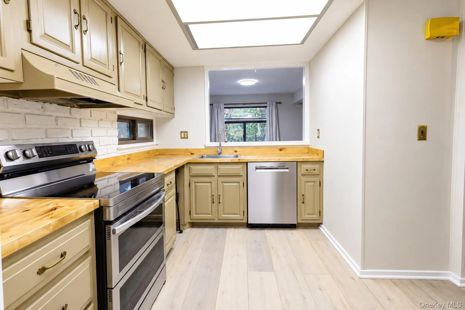83 Treetop Circle, Clarkstown, NY, 1 Bedroom Bedrooms, 6 Rooms Rooms,1 BathroomBathrooms,Residential,For Rent,Treetop,0,1061289 83 Treetop Circle, Clarkstown, NY, 1 Bedroom Bedrooms, 6 Rooms Rooms,1 BathroomBathrooms,Residential,For Rent,Treetop,0,1061289