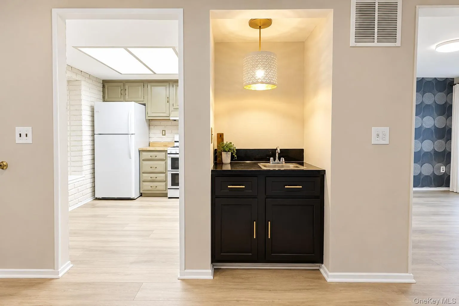 83 Treetop Circle, Clarkstown, NY, 1 Bedroom Bedrooms, 6 Rooms Rooms,1 BathroomBathrooms,Residential,For Rent,Treetop,0,1061289 83 Treetop Circle, Clarkstown, NY, 1 Bedroom Bedrooms, 6 Rooms Rooms,1 BathroomBathrooms,Residential,For Rent,Treetop,0,1061289