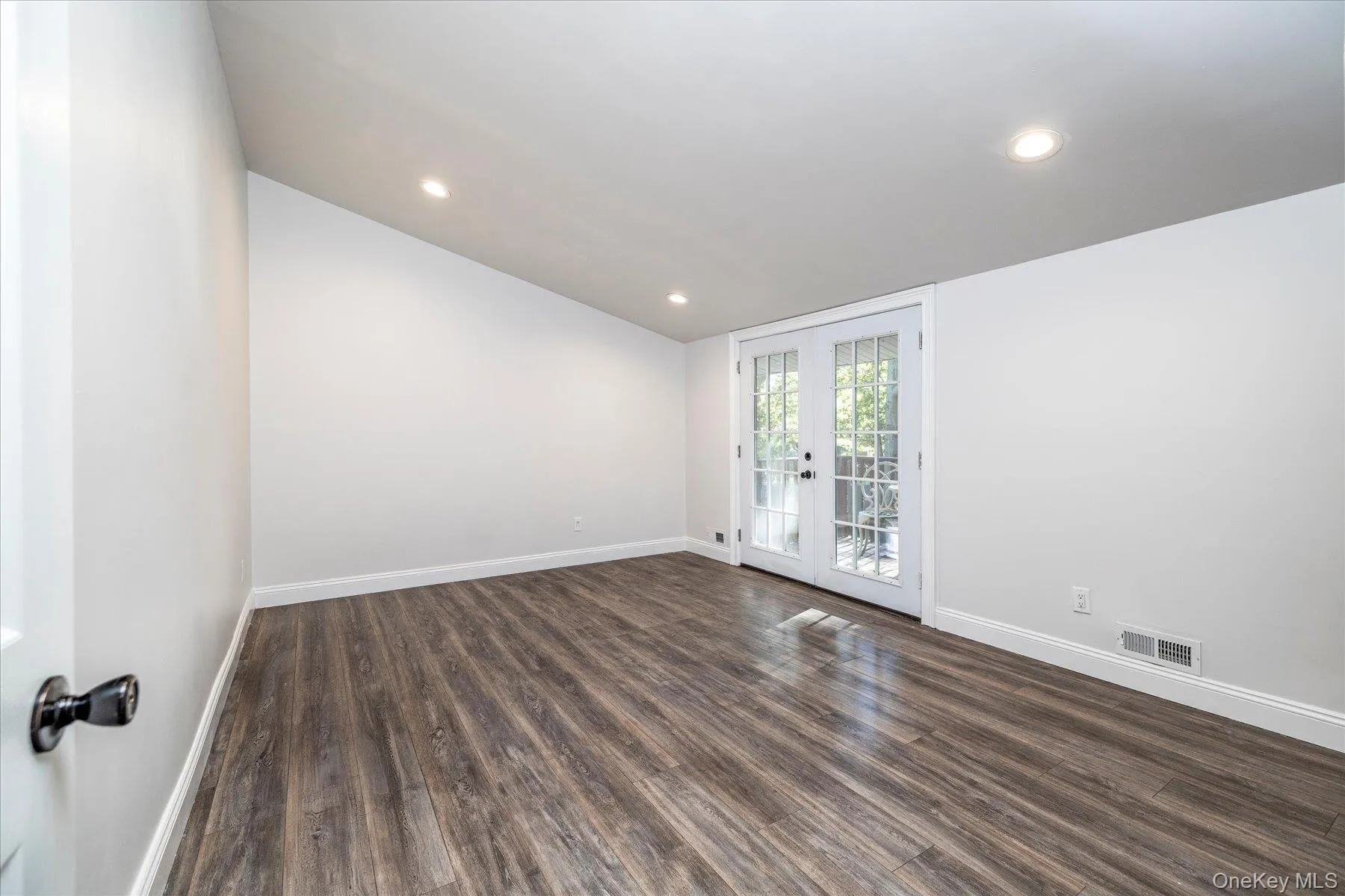 32 Lodge Lane, Brookhaven, NY, 4 Bedrooms Bedrooms, 7 Rooms Rooms,1 BathroomBathrooms,Residential,For Rent,Lodge,0,1061463 32 Lodge Lane, Brookhaven, NY, 4 Bedrooms Bedrooms, 7 Rooms Rooms,1 BathroomBathrooms,Residential,For Rent,Lodge,0,1061463