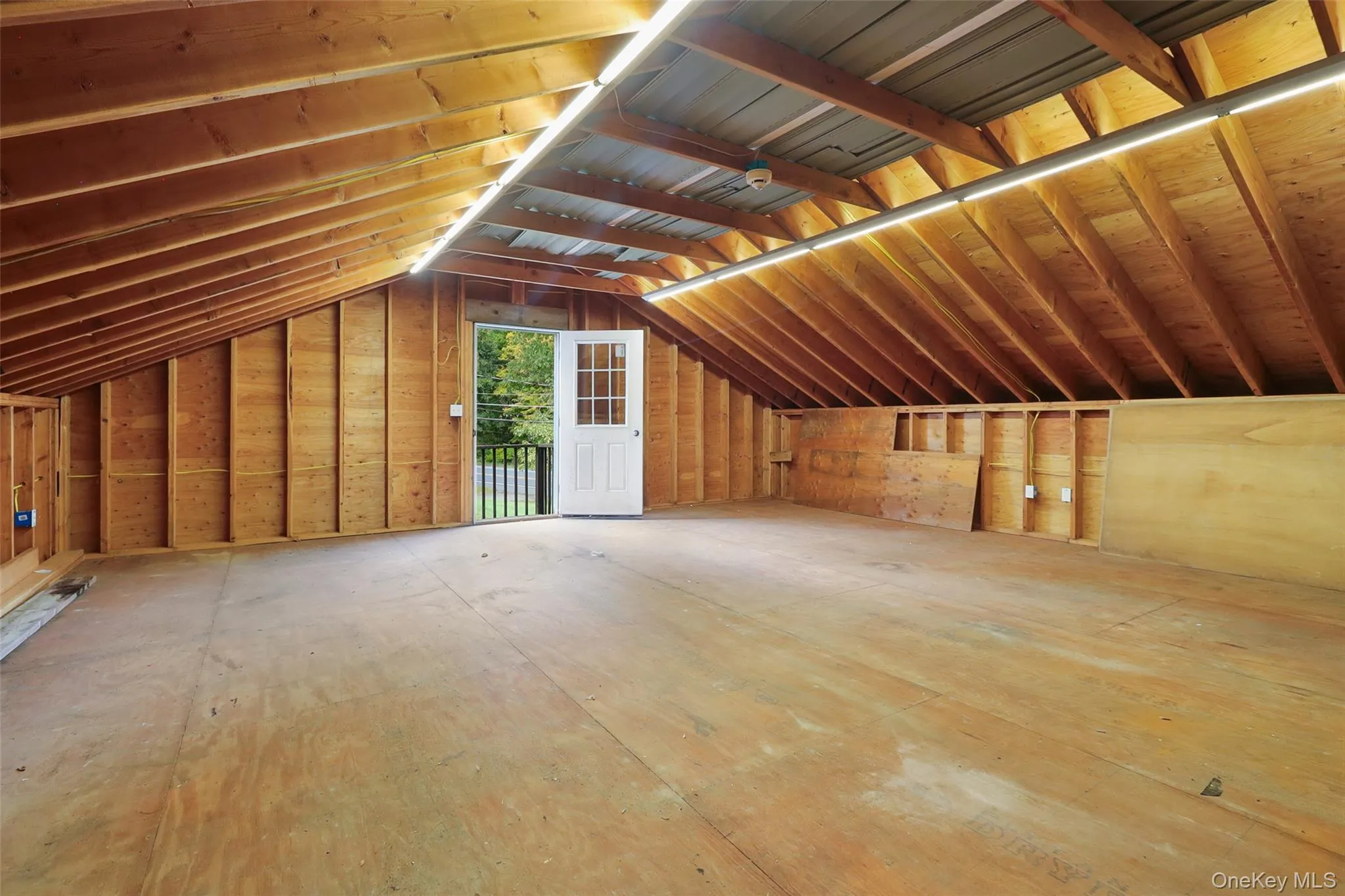 Huge open loft with loft of storage space Huge open loft with loft of storage space