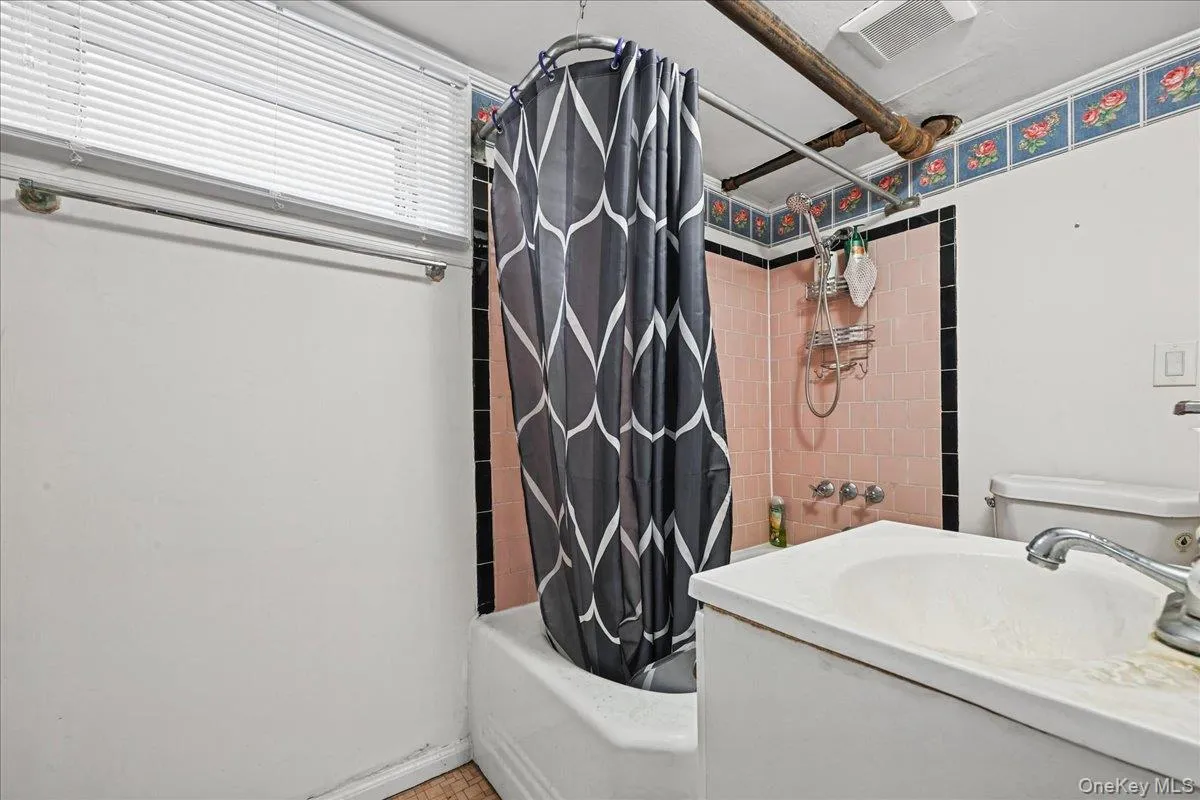 121 Norman Street, North Hempstead, NY, 4 Bedrooms Bedrooms, 7 Rooms Rooms,2 BathroomsBathrooms,Residential,For Rent,Norman,0,1061474 121 Norman Street, North Hempstead, NY, 4 Bedrooms Bedrooms, 7 Rooms Rooms,2 BathroomsBathrooms,Residential,For Rent,Norman,0,1061474