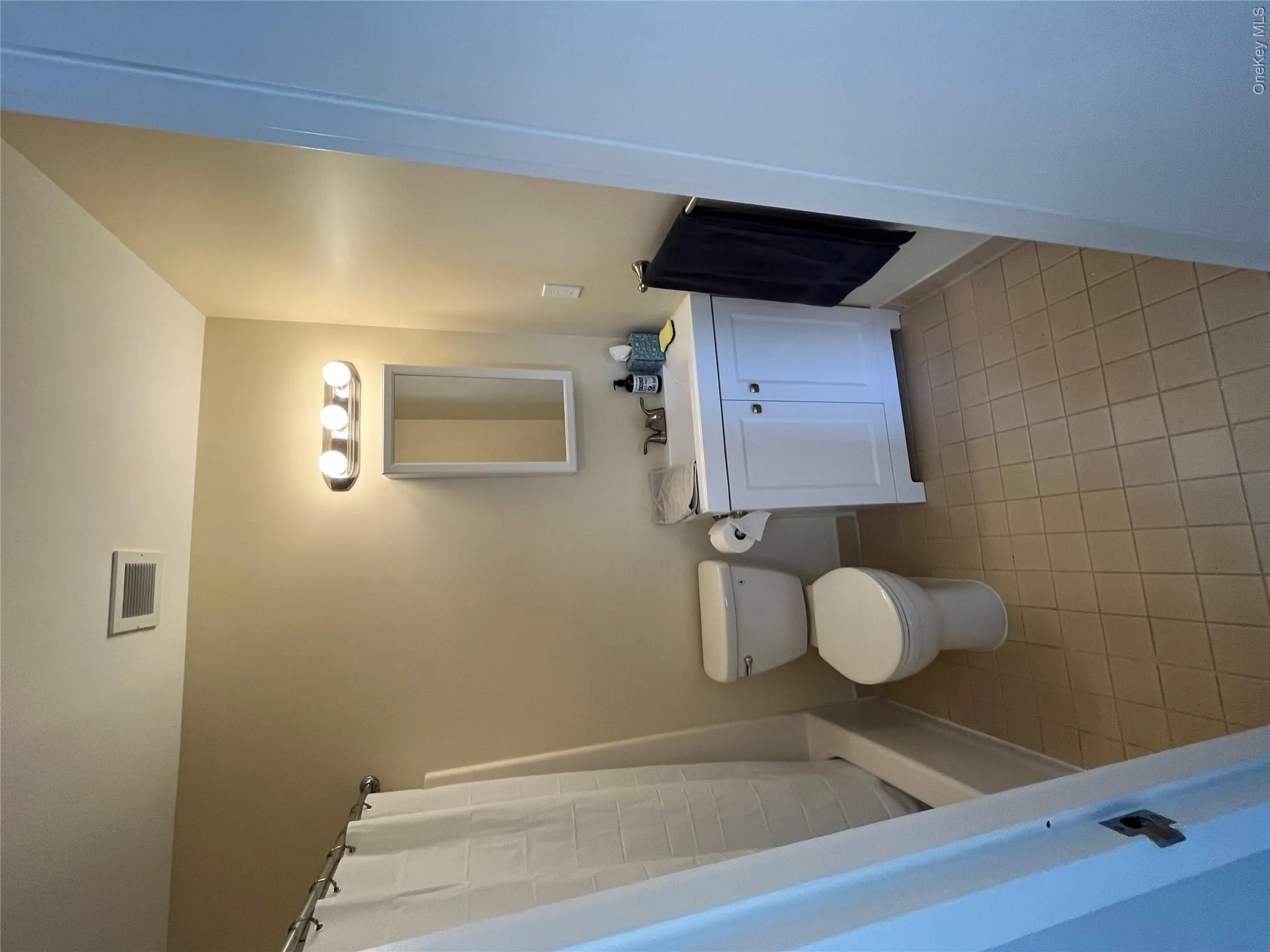 Spacious Full Bathroom Spacious Full Bathroom