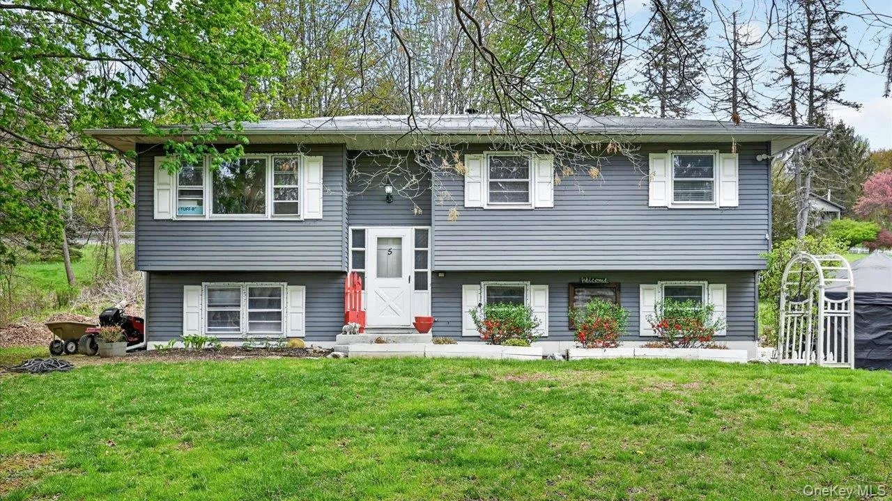 5 Regelski Drive, Warwick (town), NY, 3 Bedrooms Bedrooms, 8 Rooms Rooms,2 BathroomsBathrooms,Residential Lease,For Rent,Regelski,0,1061525 5 Regelski Drive, Warwick (town), NY, 3 Bedrooms Bedrooms, 8 Rooms Rooms,2 BathroomsBathrooms,Residential Lease,For Rent,Regelski,0,1061525