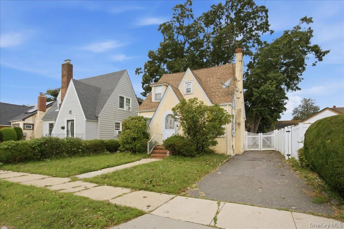 179 Crowell Street, Hempstead, NY, 3 Bedrooms Bedrooms, 7 Rooms Rooms,1 BathroomBathrooms,Residential,For Rent,Crowell,0,1061568 179 Crowell Street, Hempstead, NY, 3 Bedrooms Bedrooms, 7 Rooms Rooms,1 BathroomBathrooms,Residential,For Rent,Crowell,0,1061568
