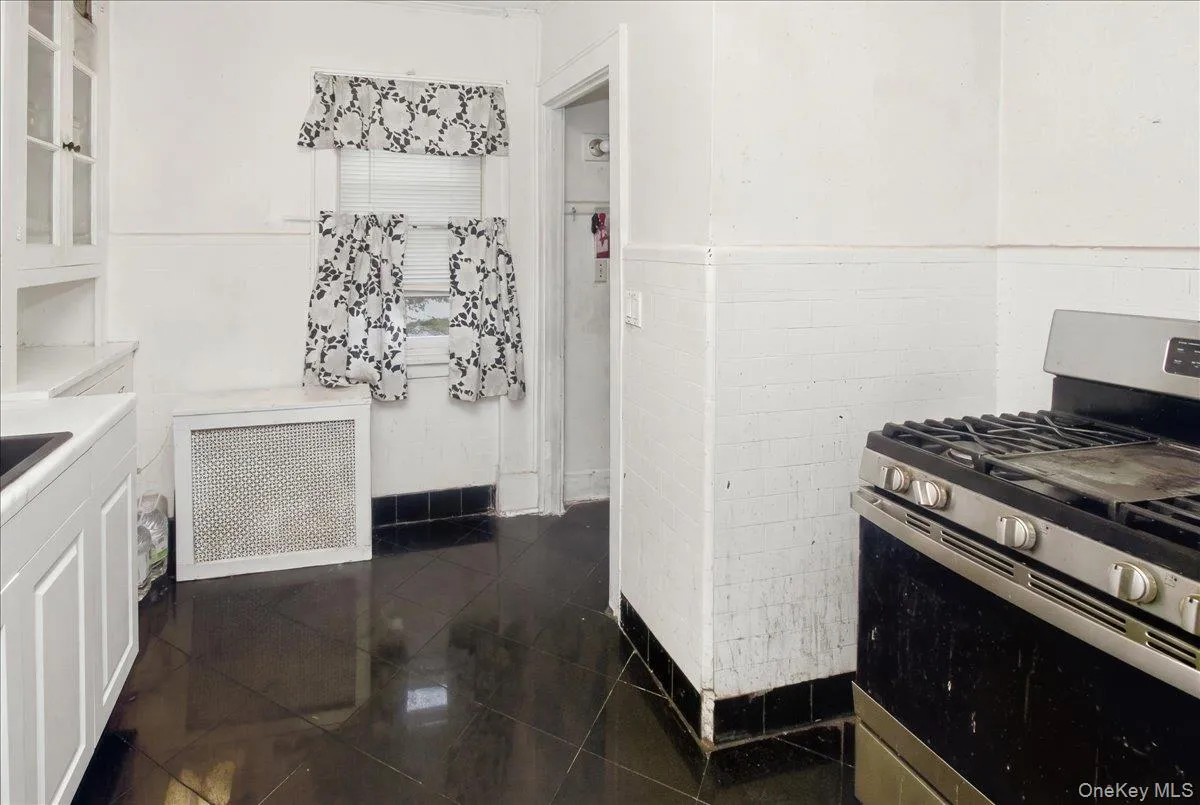 179 Crowell Street, Hempstead, NY, 3 Bedrooms Bedrooms, 7 Rooms Rooms,1 BathroomBathrooms,Residential,For Rent,Crowell,0,1061568 179 Crowell Street, Hempstead, NY, 3 Bedrooms Bedrooms, 7 Rooms Rooms,1 BathroomBathrooms,Residential,For Rent,Crowell,0,1061568