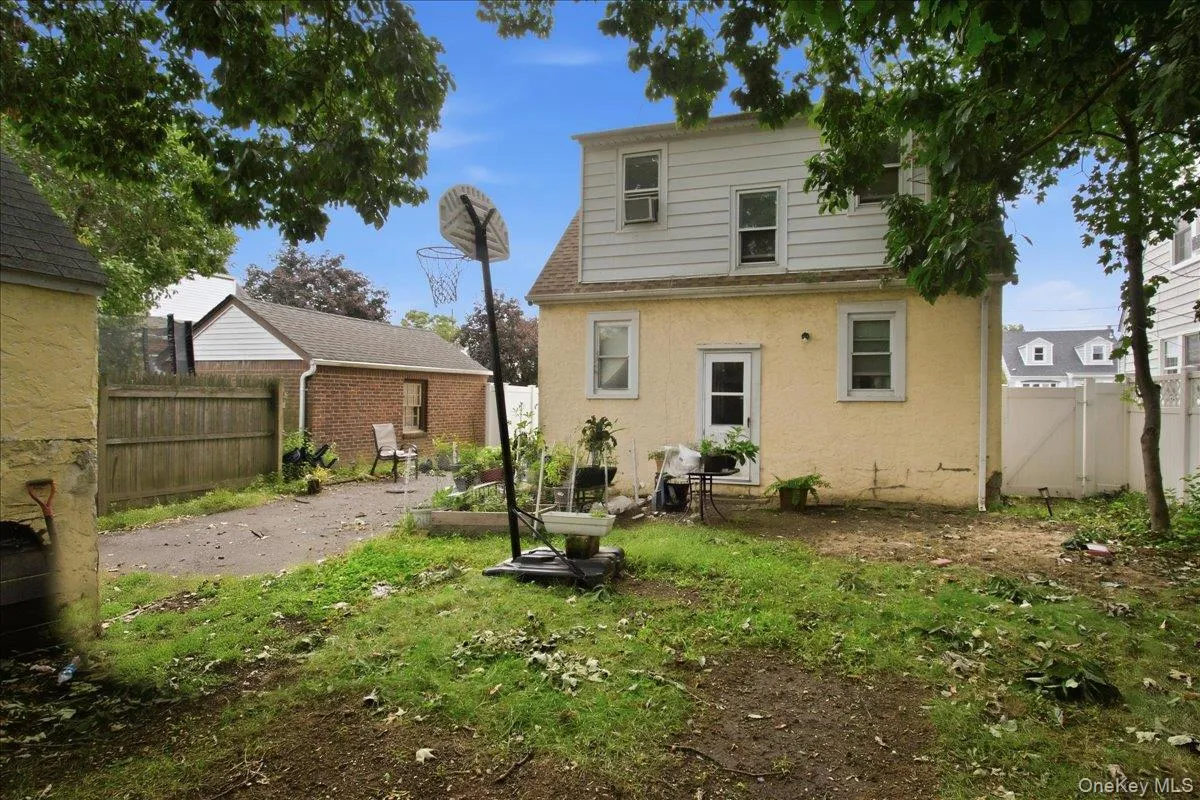 179 Crowell Street, Hempstead, NY, 3 Bedrooms Bedrooms, 7 Rooms Rooms,1 BathroomBathrooms,Residential,For Rent,Crowell,0,1061568 179 Crowell Street, Hempstead, NY, 3 Bedrooms Bedrooms, 7 Rooms Rooms,1 BathroomBathrooms,Residential,For Rent,Crowell,0,1061568
