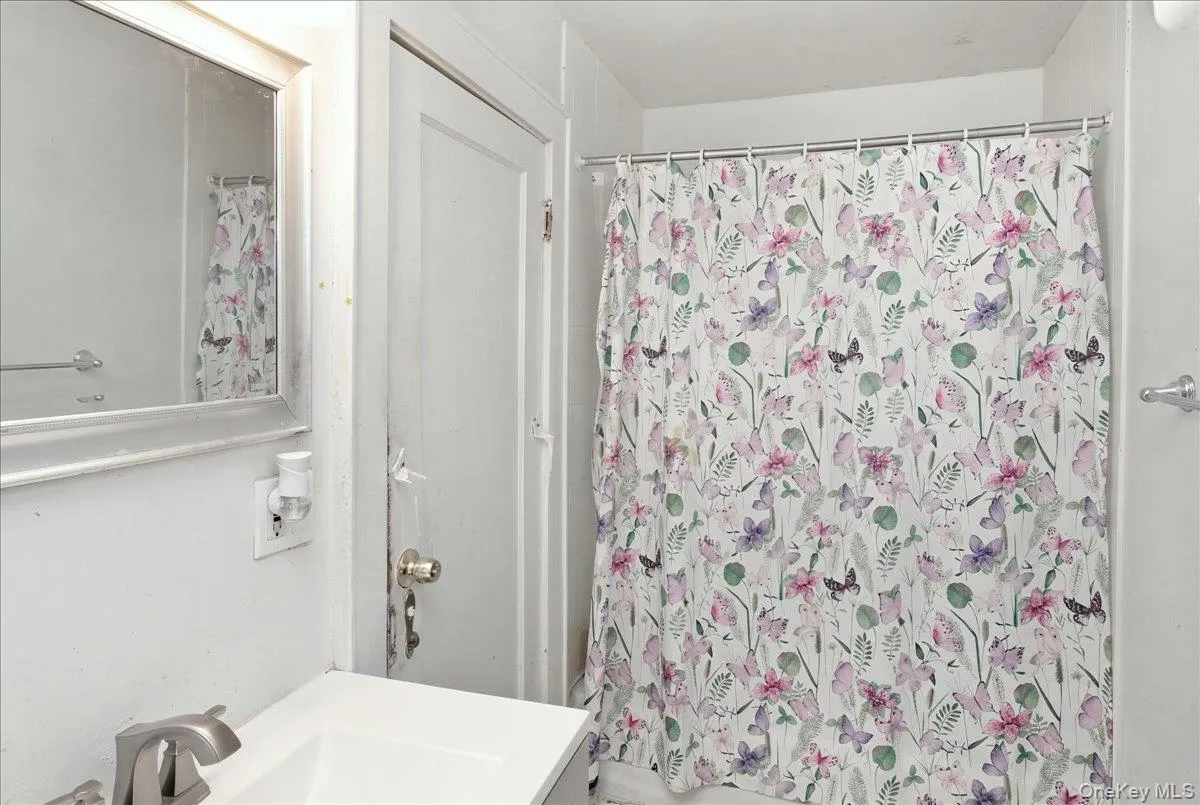179 Crowell Street, Hempstead, NY, 3 Bedrooms Bedrooms, 7 Rooms Rooms,1 BathroomBathrooms,Residential,For Rent,Crowell,0,1061568 179 Crowell Street, Hempstead, NY, 3 Bedrooms Bedrooms, 7 Rooms Rooms,1 BathroomBathrooms,Residential,For Rent,Crowell,0,1061568