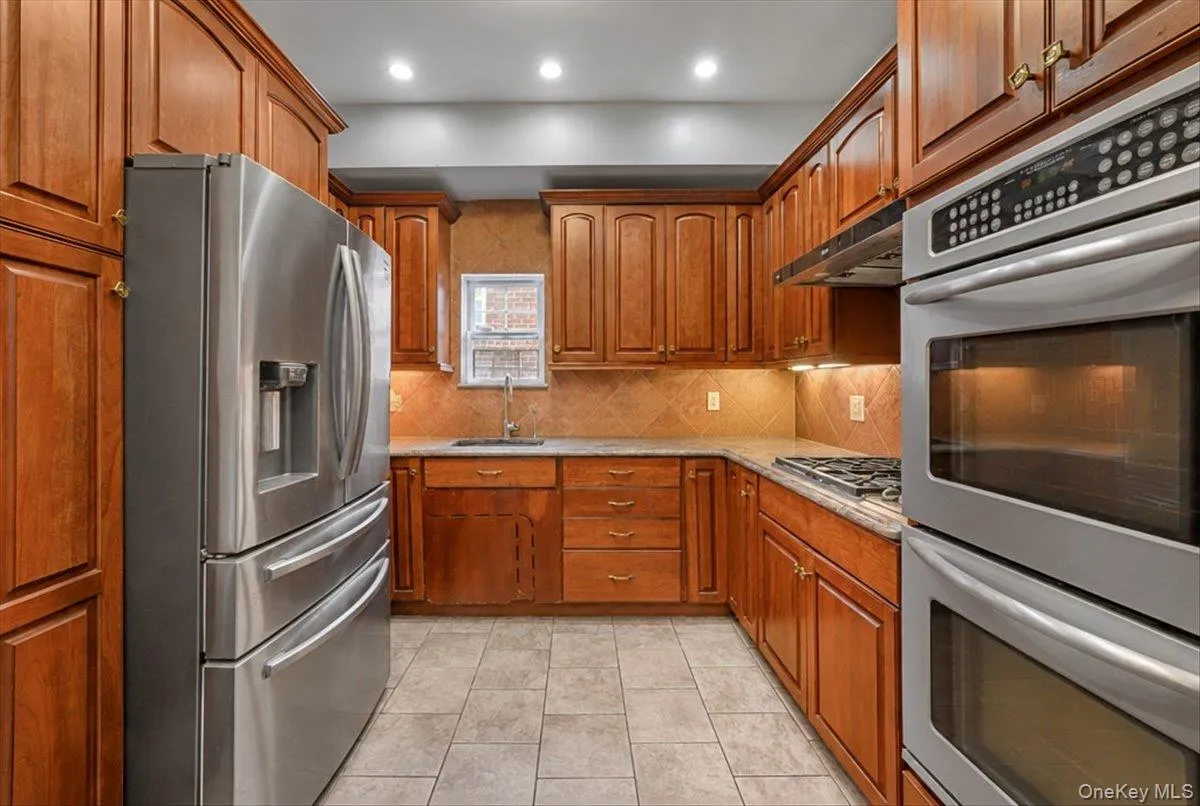 1916 Lurting Avenue, New York, NY, 3 Bedrooms Bedrooms, 7 Rooms Rooms,2 BathroomsBathrooms,Residential,For Rent,Lurting,0,1061575 1916 Lurting Avenue, New York, NY, 3 Bedrooms Bedrooms, 7 Rooms Rooms,2 BathroomsBathrooms,Residential,For Rent,Lurting,0,1061575