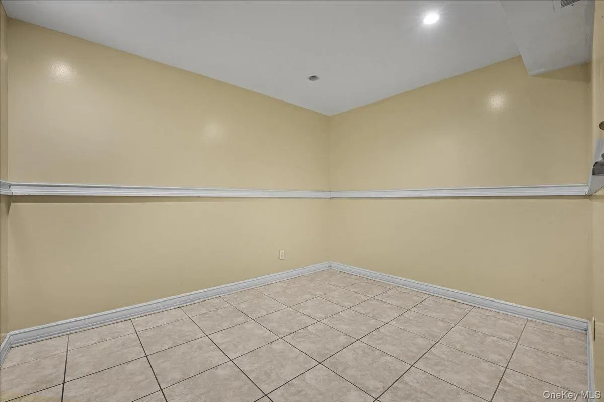 1916 Lurting Avenue, New York, NY, 3 Bedrooms Bedrooms, 7 Rooms Rooms,2 BathroomsBathrooms,Residential,For Rent,Lurting,0,1061575 1916 Lurting Avenue, New York, NY, 3 Bedrooms Bedrooms, 7 Rooms Rooms,2 BathroomsBathrooms,Residential,For Rent,Lurting,0,1061575