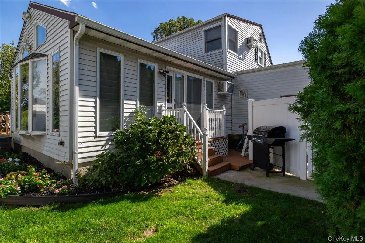 1 5th Avenue, Oyster Bay, NY, 5 Bedrooms Bedrooms, 8 Rooms Rooms,2 BathroomsBathrooms,Residential,For Rent,5th,0,1061597 1 5th Avenue, Oyster Bay, NY, 5 Bedrooms Bedrooms, 8 Rooms Rooms,2 BathroomsBathrooms,Residential,For Rent,5th,0,1061597