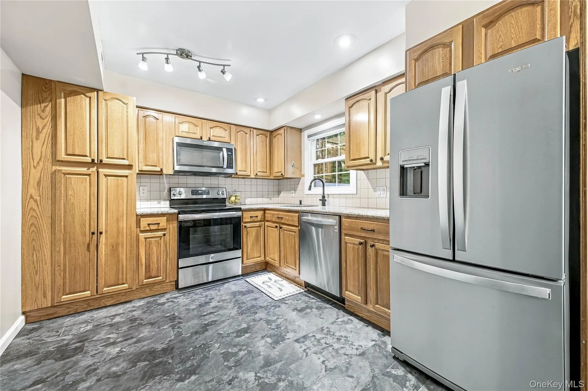 4 Bartlett Commons, Brookhaven, NY, 3 Bedroom Bedrooms, 8 Room Rooms,1 BathroomBathrooms,Residential Lease,For Rent,Bartlett,0,1061652 4 Bartlett Commons, Brookhaven, NY, 3 Bedroom Bedrooms, 8 Room Rooms,1 BathroomBathrooms,Residential Lease,For Rent,Bartlett,0,1061652