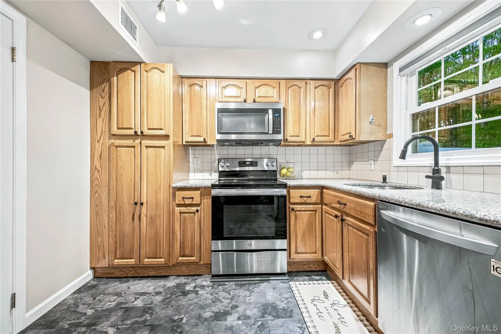4 Bartlett Commons, Brookhaven, NY, 3 Bedroom Bedrooms, 8 Room Rooms,1 BathroomBathrooms,Residential Lease,For Rent,Bartlett,0,1061652 4 Bartlett Commons, Brookhaven, NY, 3 Bedroom Bedrooms, 8 Room Rooms,1 BathroomBathrooms,Residential Lease,For Rent,Bartlett,0,1061652