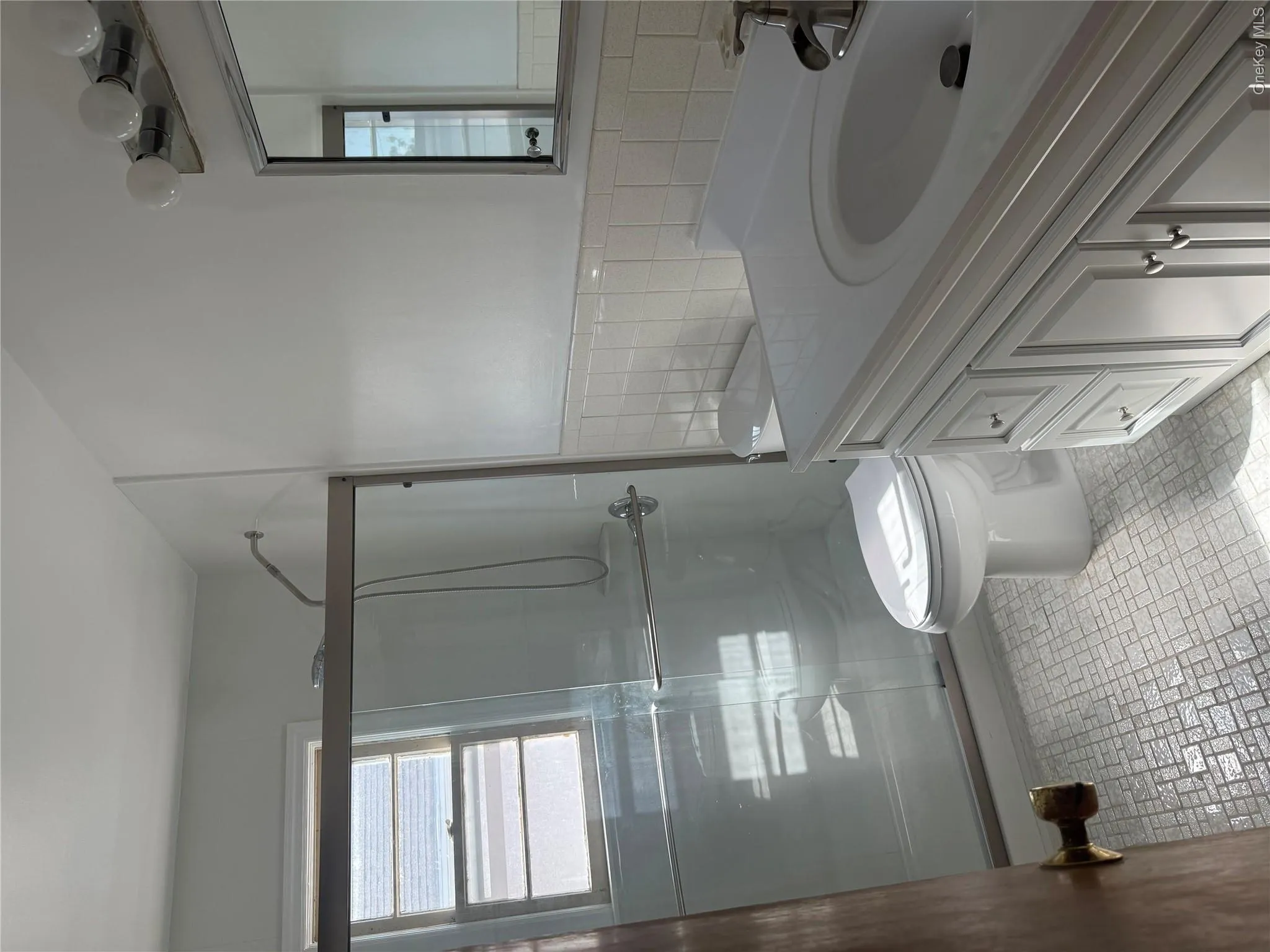 Main Bathroom Main Bathroom