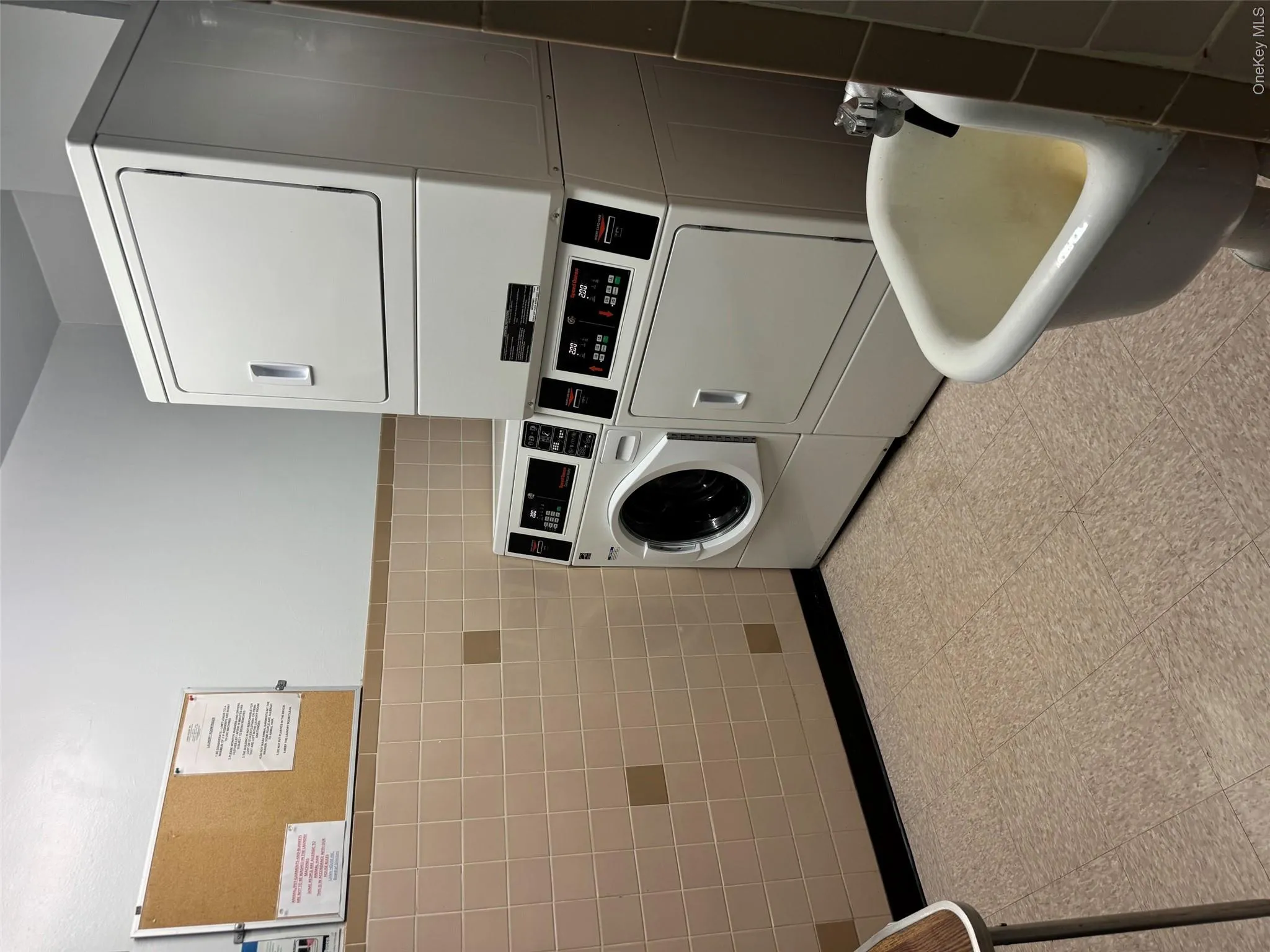 190 Merrick Road, Hempstead, NY, 1 Bedroom Bedrooms, 3 Rooms Rooms,1 BathroomBathrooms,Residential Lease,For Rent,Merrick,0,1061711 190 Merrick Road, Hempstead, NY, 1 Bedroom Bedrooms, 3 Rooms Rooms,1 BathroomBathrooms,Residential Lease,For Rent,Merrick,0,1061711