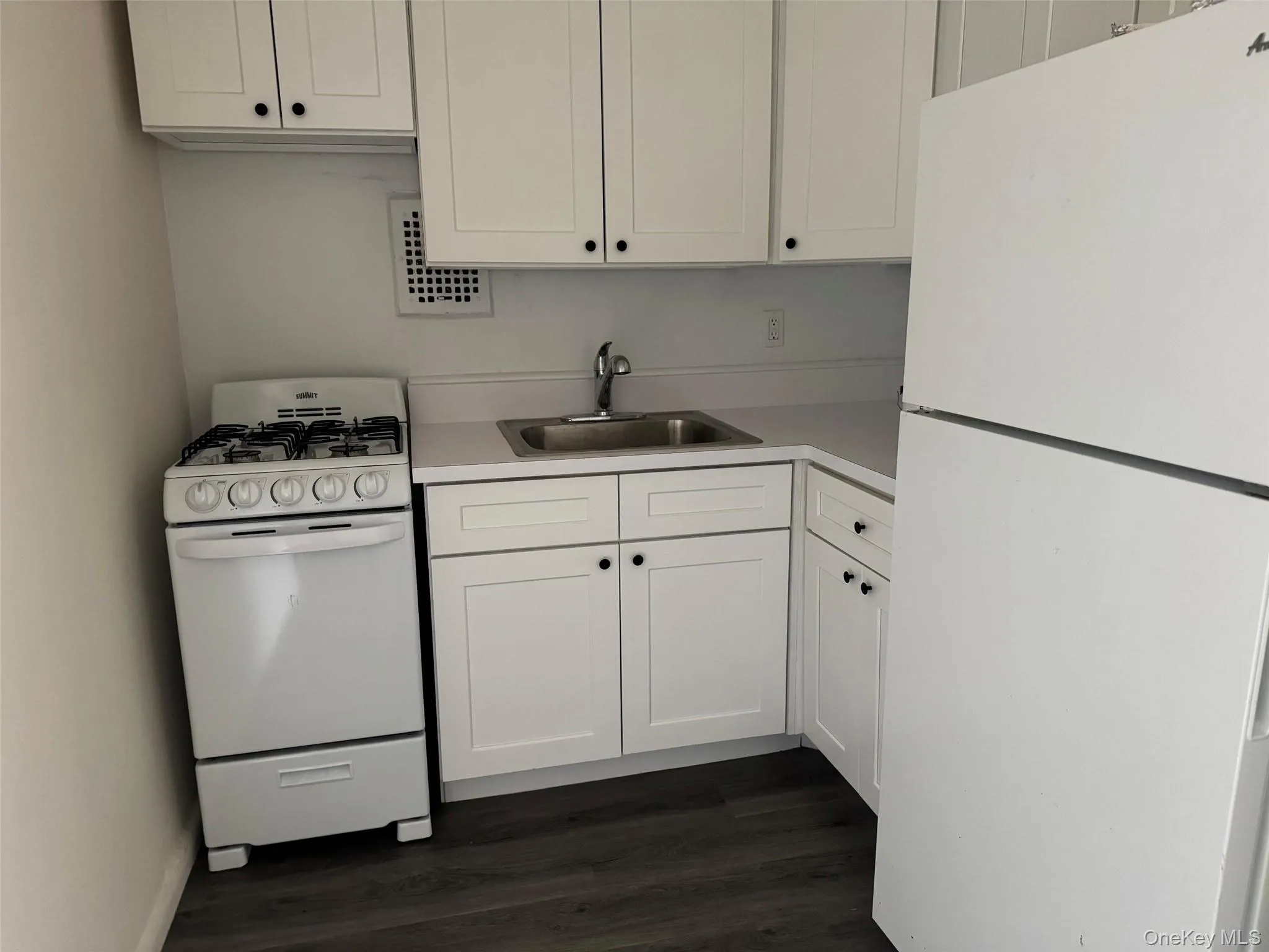 190 Merrick Road, Hempstead, NY, 1 Bedroom Bedrooms, 3 Rooms Rooms,1 BathroomBathrooms,Residential Lease,For Rent,Merrick,0,1061711 190 Merrick Road, Hempstead, NY, 1 Bedroom Bedrooms, 3 Rooms Rooms,1 BathroomBathrooms,Residential Lease,For Rent,Merrick,0,1061711
