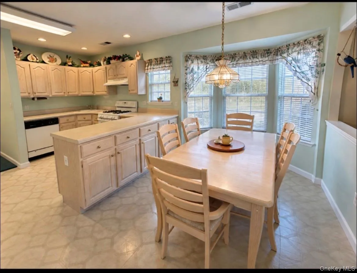 33 Perri Circle, Brookhaven, NY, 3 Bedrooms Bedrooms, 9 Rooms Rooms,2 BathroomsBathrooms,Residential,For Rent,Perri,0,1061785 33 Perri Circle, Brookhaven, NY, 3 Bedrooms Bedrooms, 9 Rooms Rooms,2 BathroomsBathrooms,Residential,For Rent,Perri,0,1061785