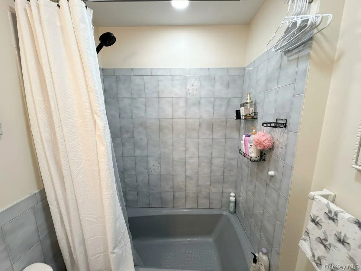Tub/shower Tub/shower