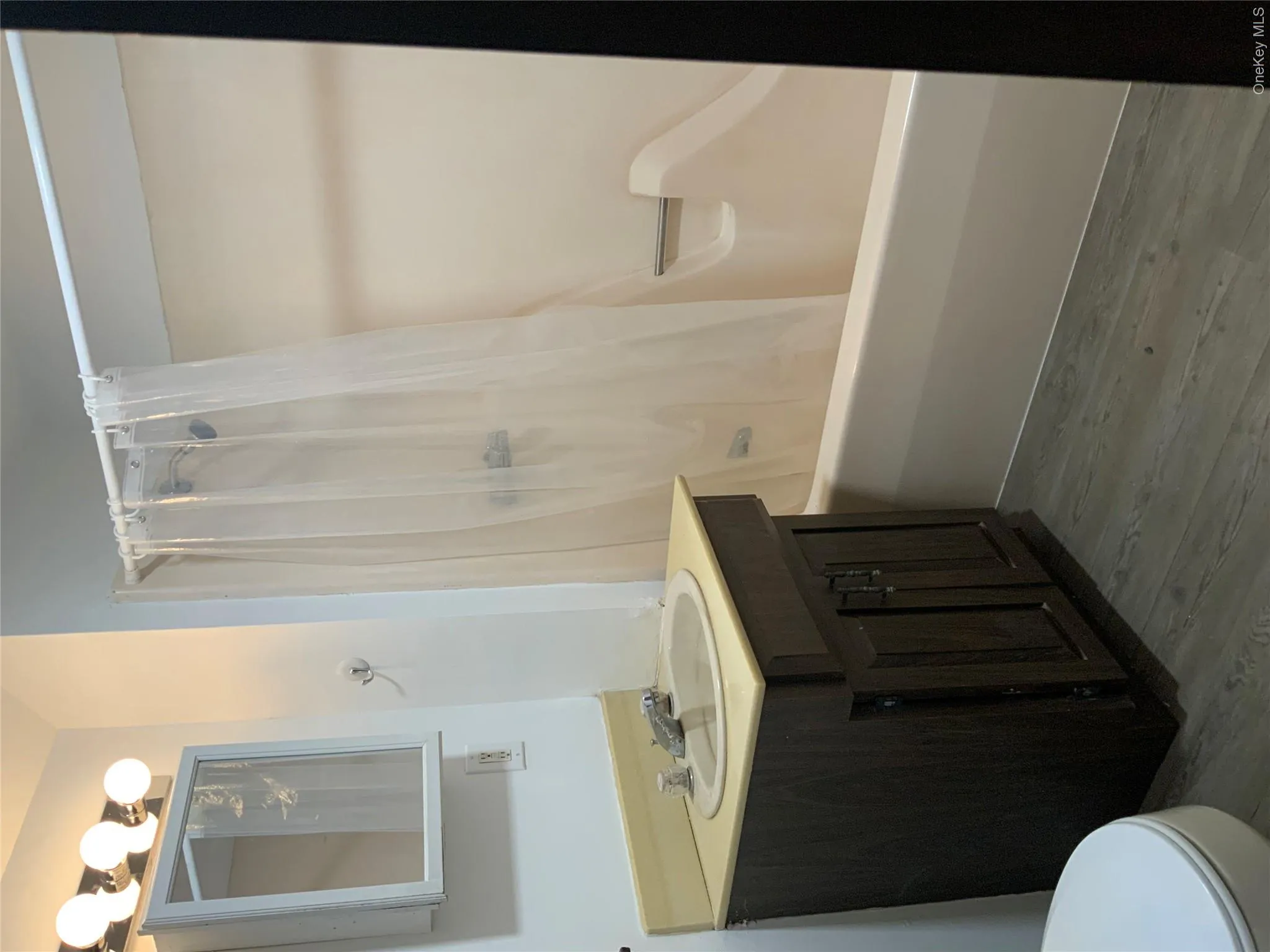 Has tub/shower combo Has tub/shower combo